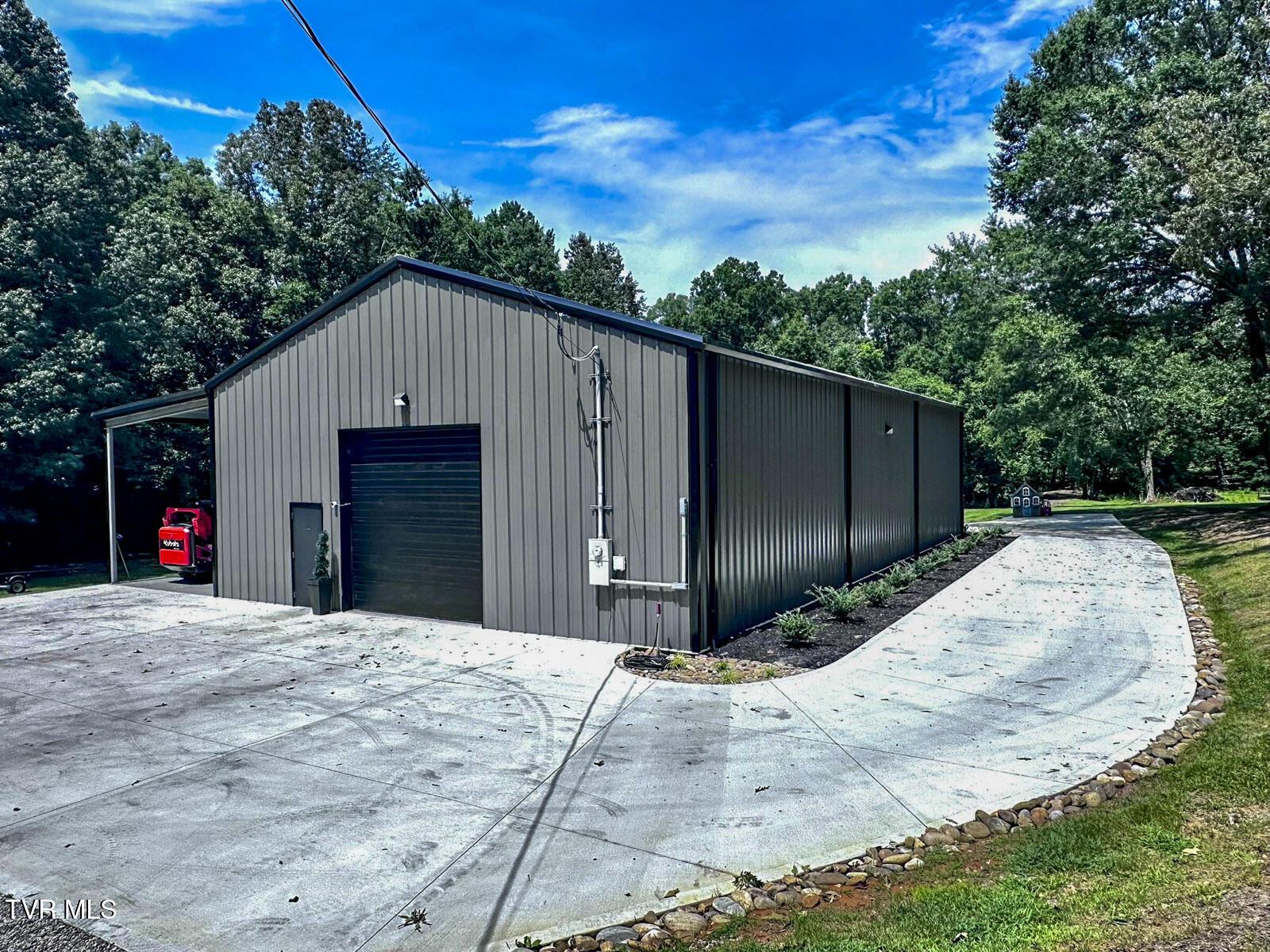 Photo of 4,125 sq ft, 7.09 ac commercial sale at 2919 Flicker Lane