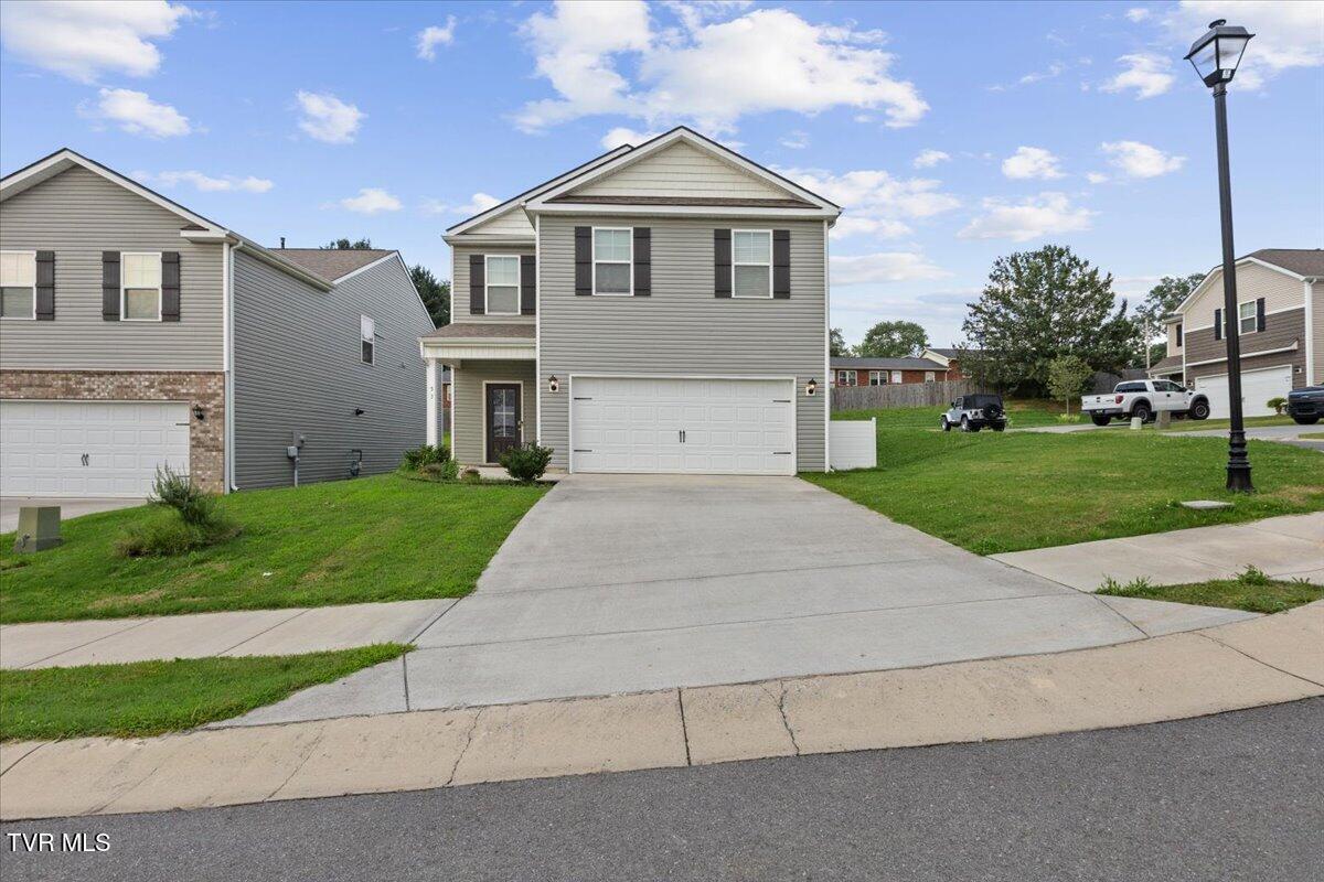Photo of 4 bed, 3 bath, 1,821 sq ft single family residence at 53 Thread Lane