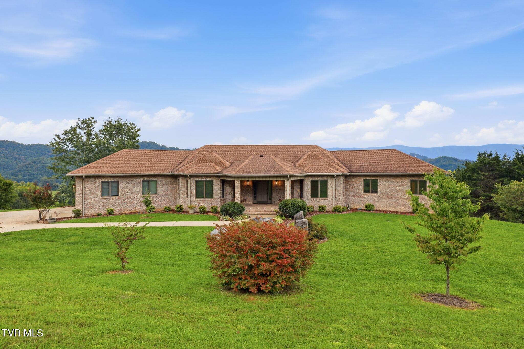 Photo of 4 bed, 5 bath, 4,937 sq ft single family residence at 961 Pemberton Road