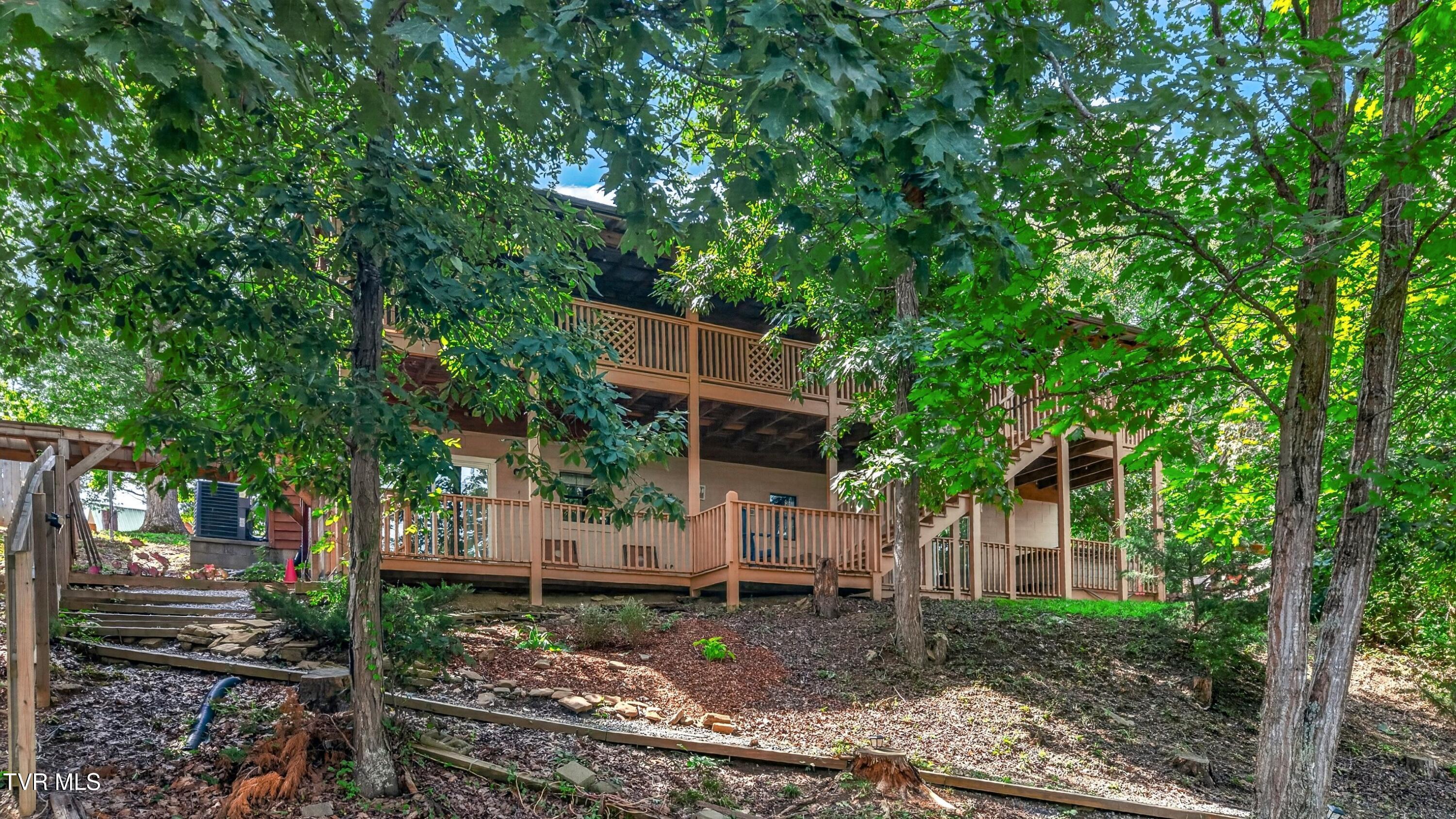 005-1537KinderLane-Dandridge-TN-37725-SM