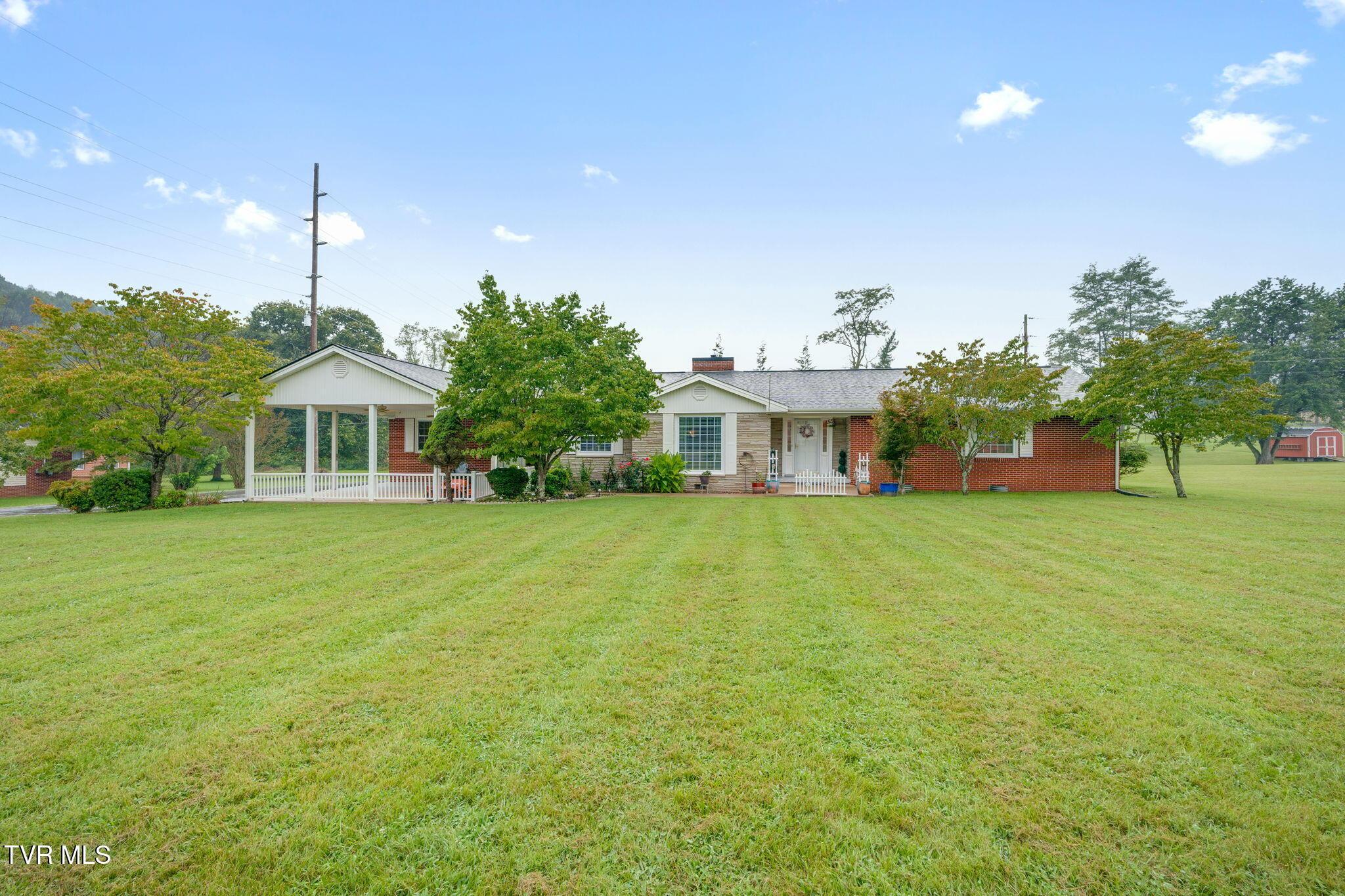 Photo of 4 bed, 3 bath, 2,268 sq ft single family residence at 207 Westhills Drive