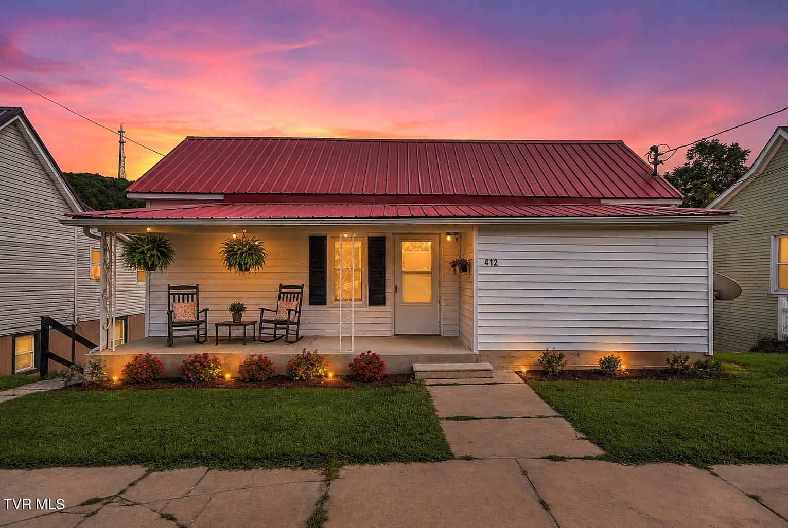 Photo of 2 bed, 1 bath, 1,300 sq ft single family residence at 412 East Fairview Avenue
