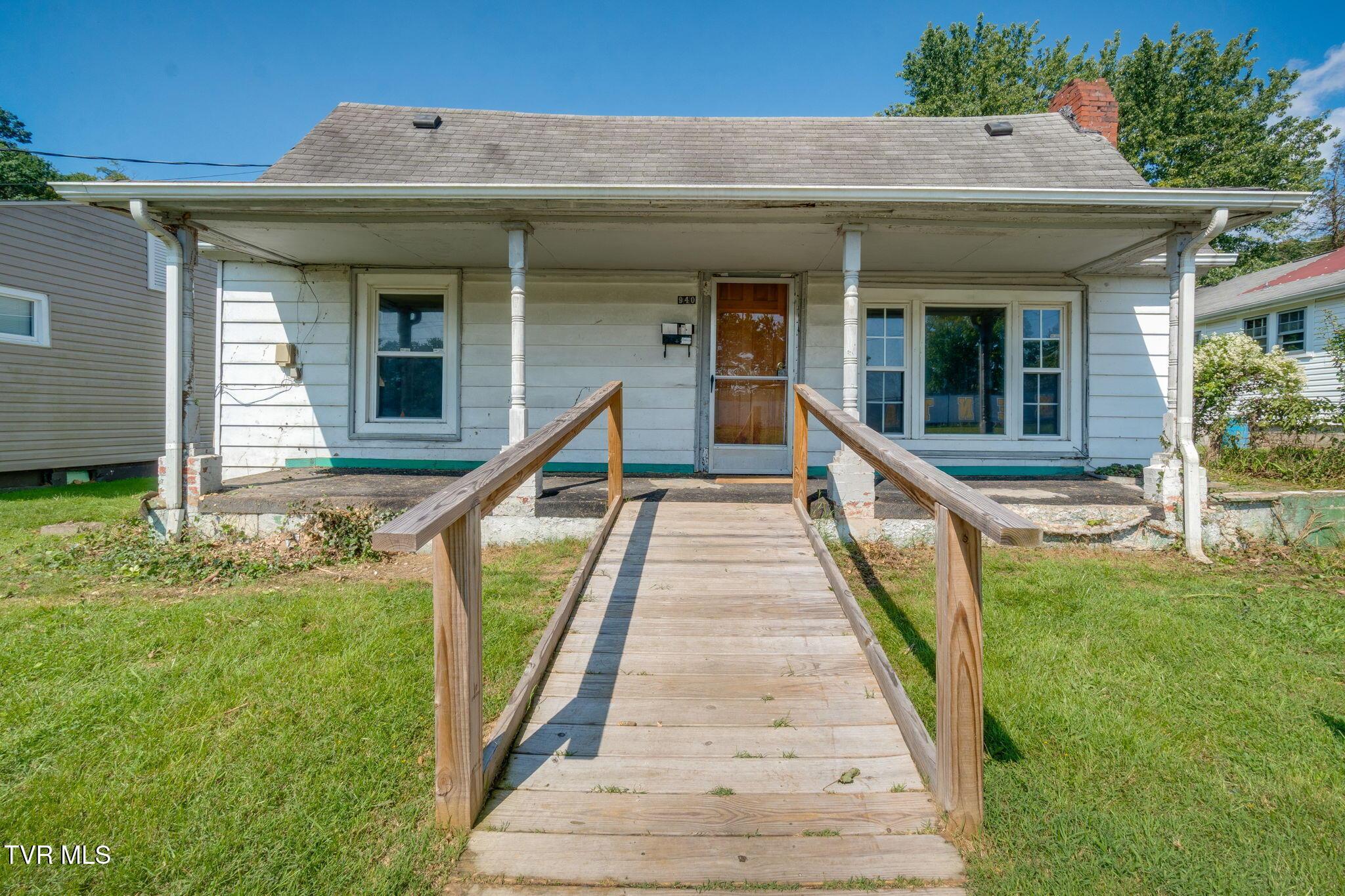Photo of 4 bed, 1 bath, 1,100 sq ft single family residence at 940 9th Street