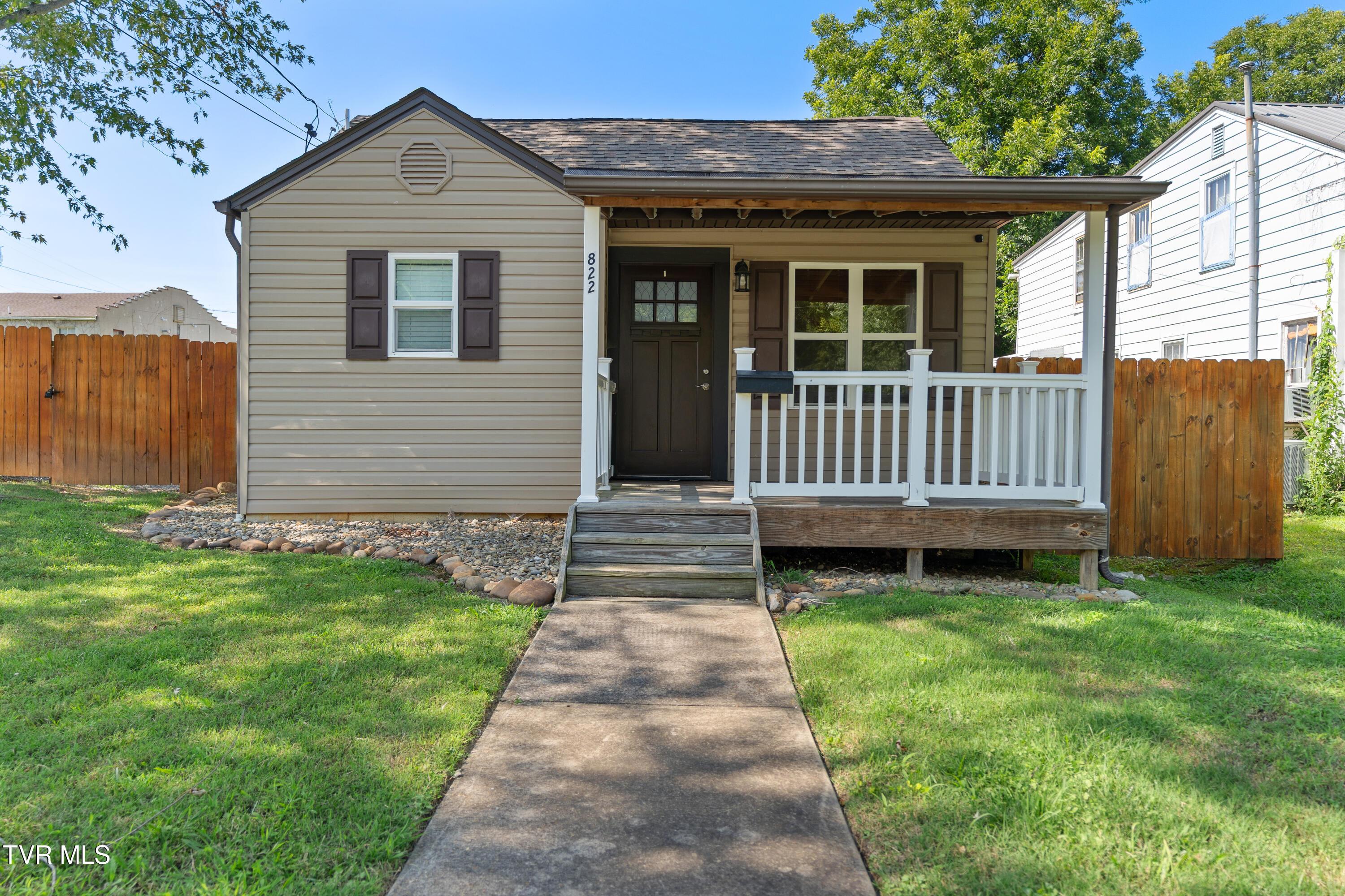 Photo of 2 bed, 1 bath, 825 sq ft single family residence at 822 Carson Street