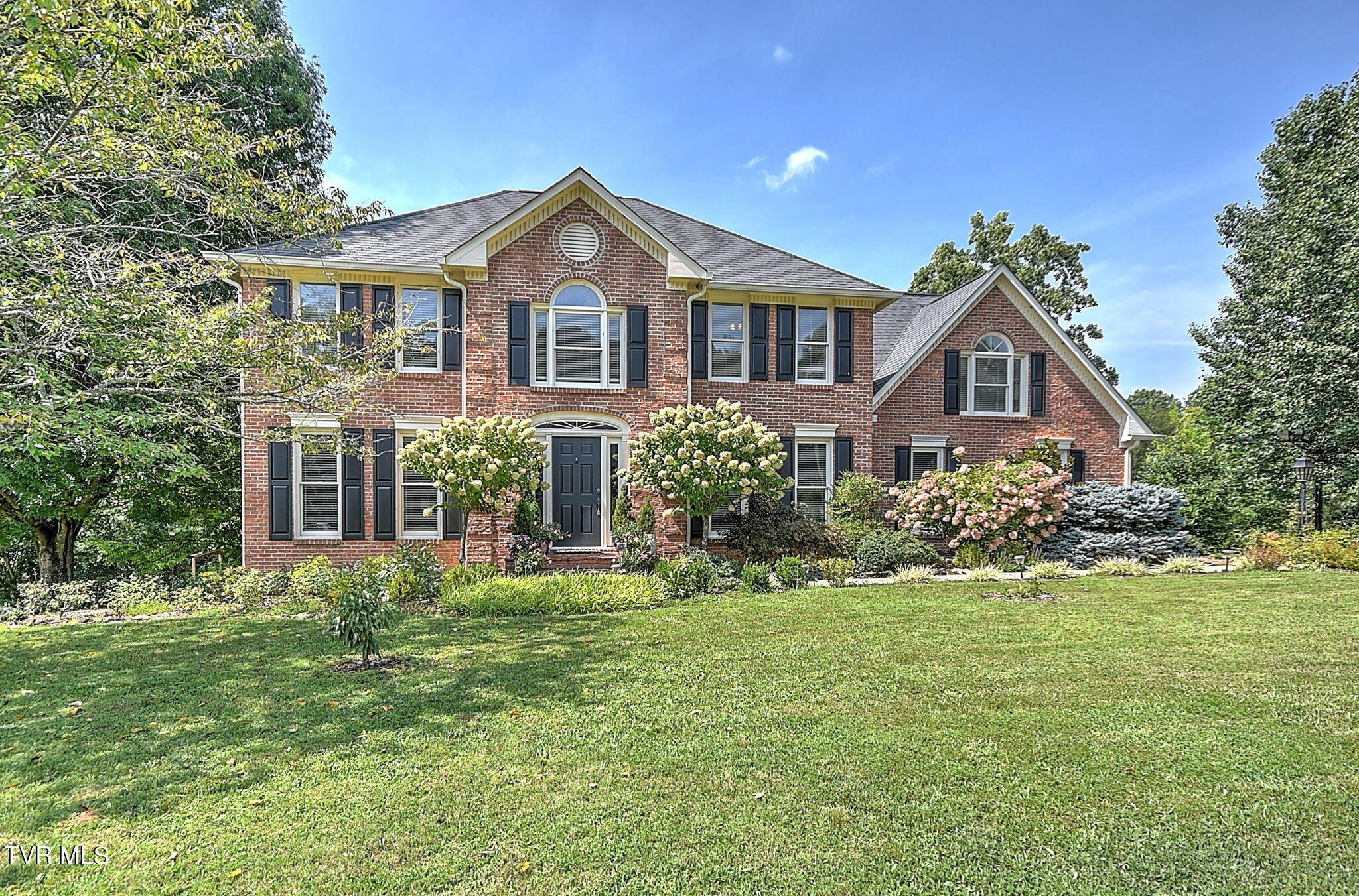 Photo of 4 bed, 3 bath, 3,751 sq ft single family residence at 100 Queensgate