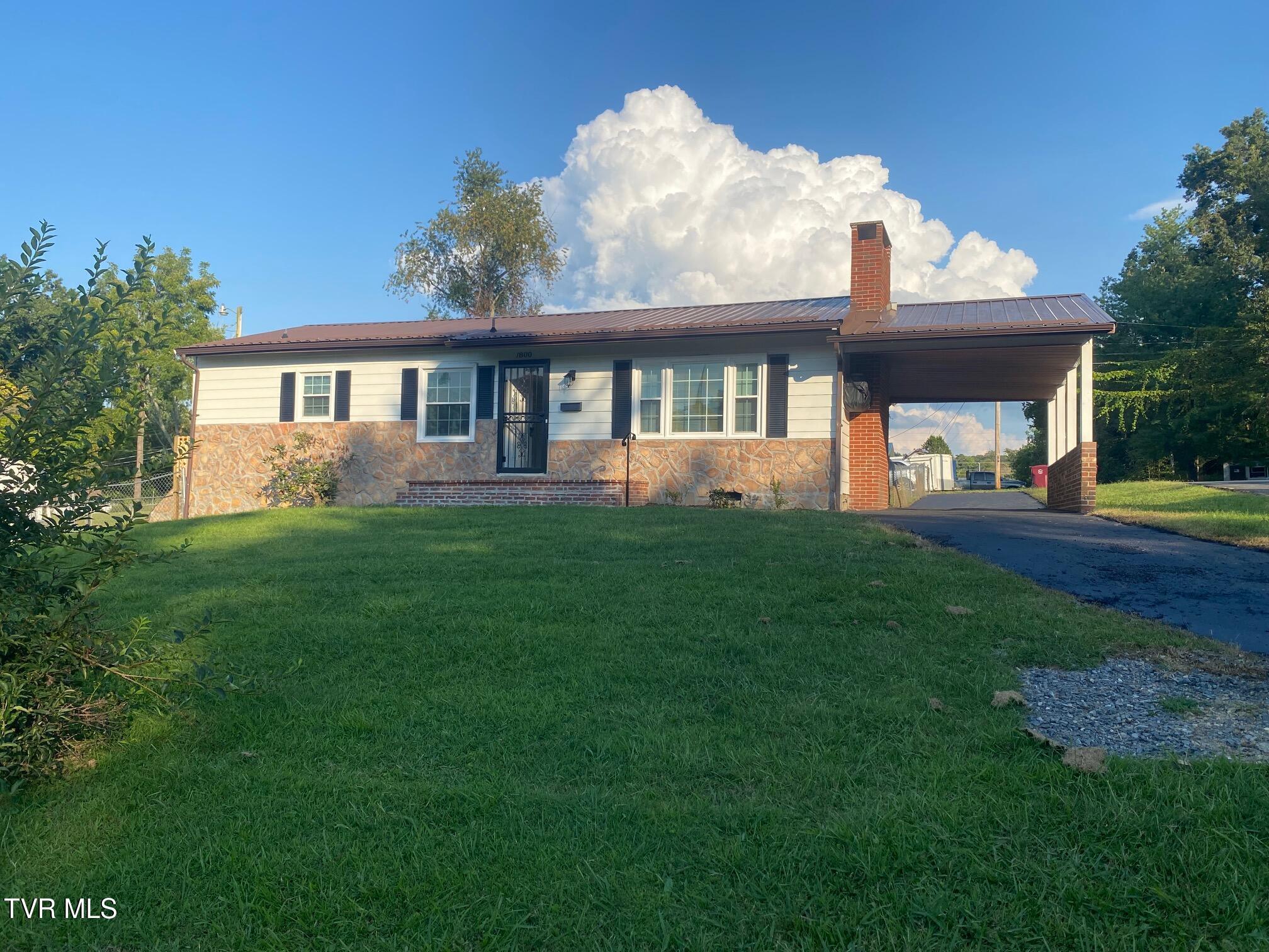 Photo of 3 bed, 1 bath, 1,056 sq ft single family residence at 1800 East Watauga Avenue