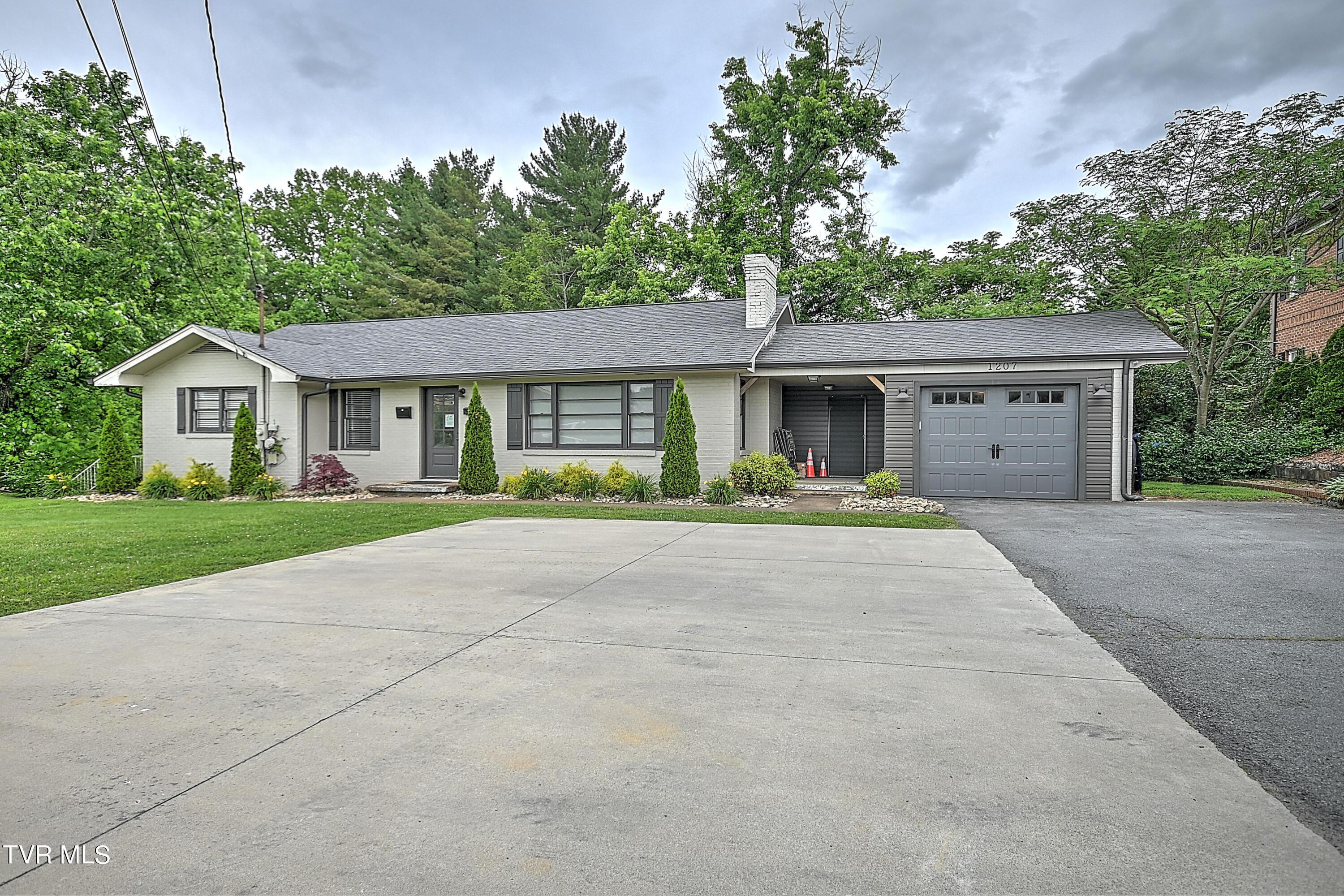 Photo of 2,816 sq ft, 0.71 ac commercial sale at 1207 East Jackson Boulevard