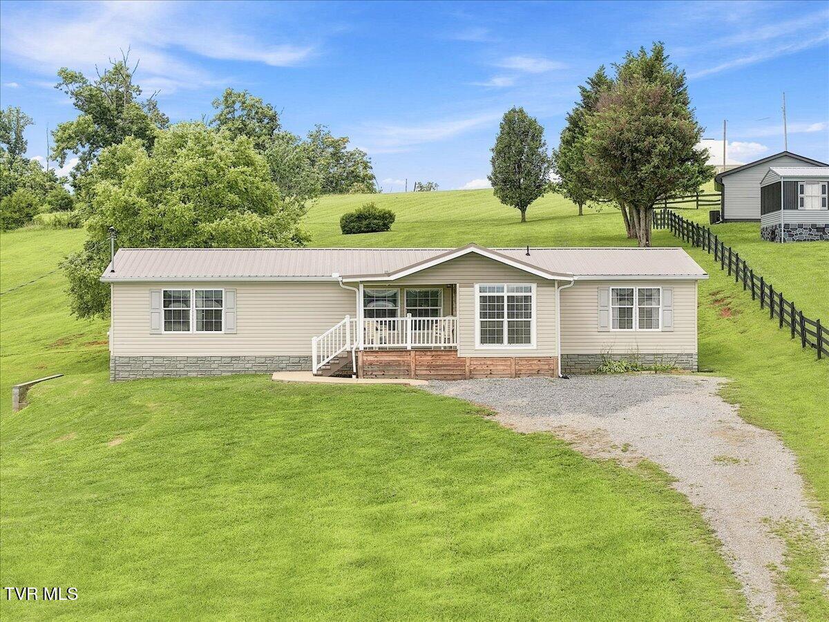 Photo of 3 bed, 2 bath, 1,864 sq ft single family residence at 824 Howell River Road