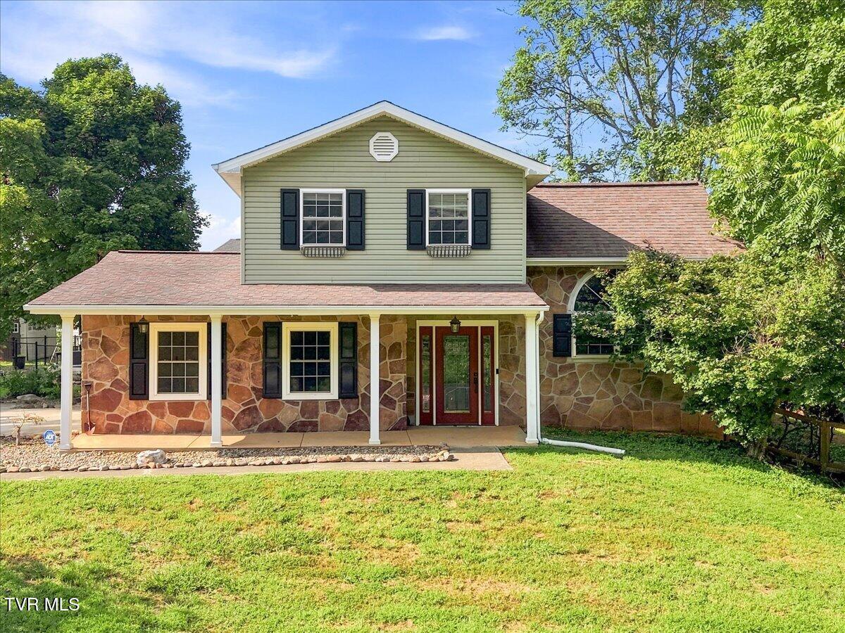 Photo of 3 bed, 3 bath, 1,894 sq ft single family residence at 1043 Keith Lane