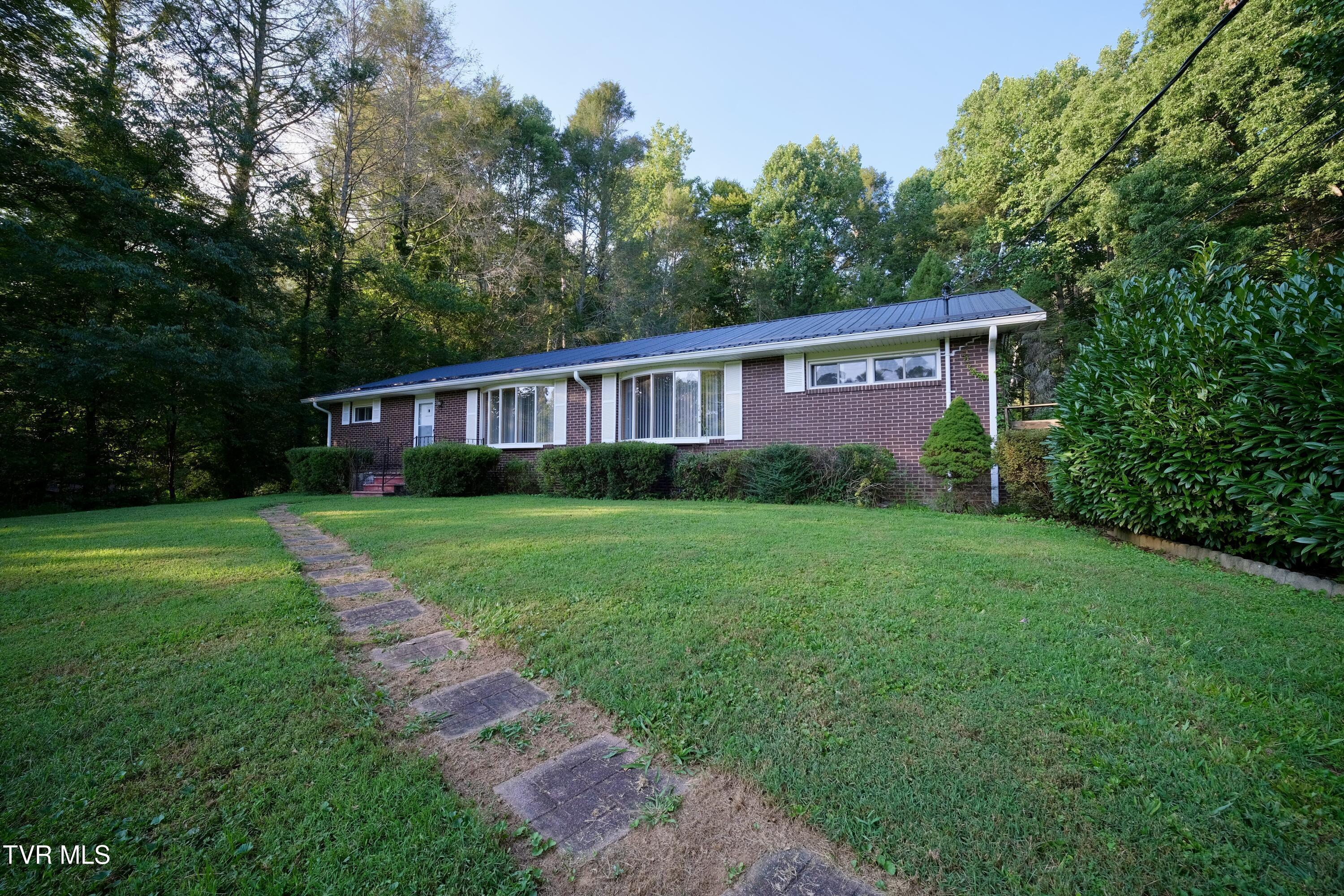 Photo of 3 bed, 2 bath, 1,950 sq ft single family residence at 123 Rolling Hills Road