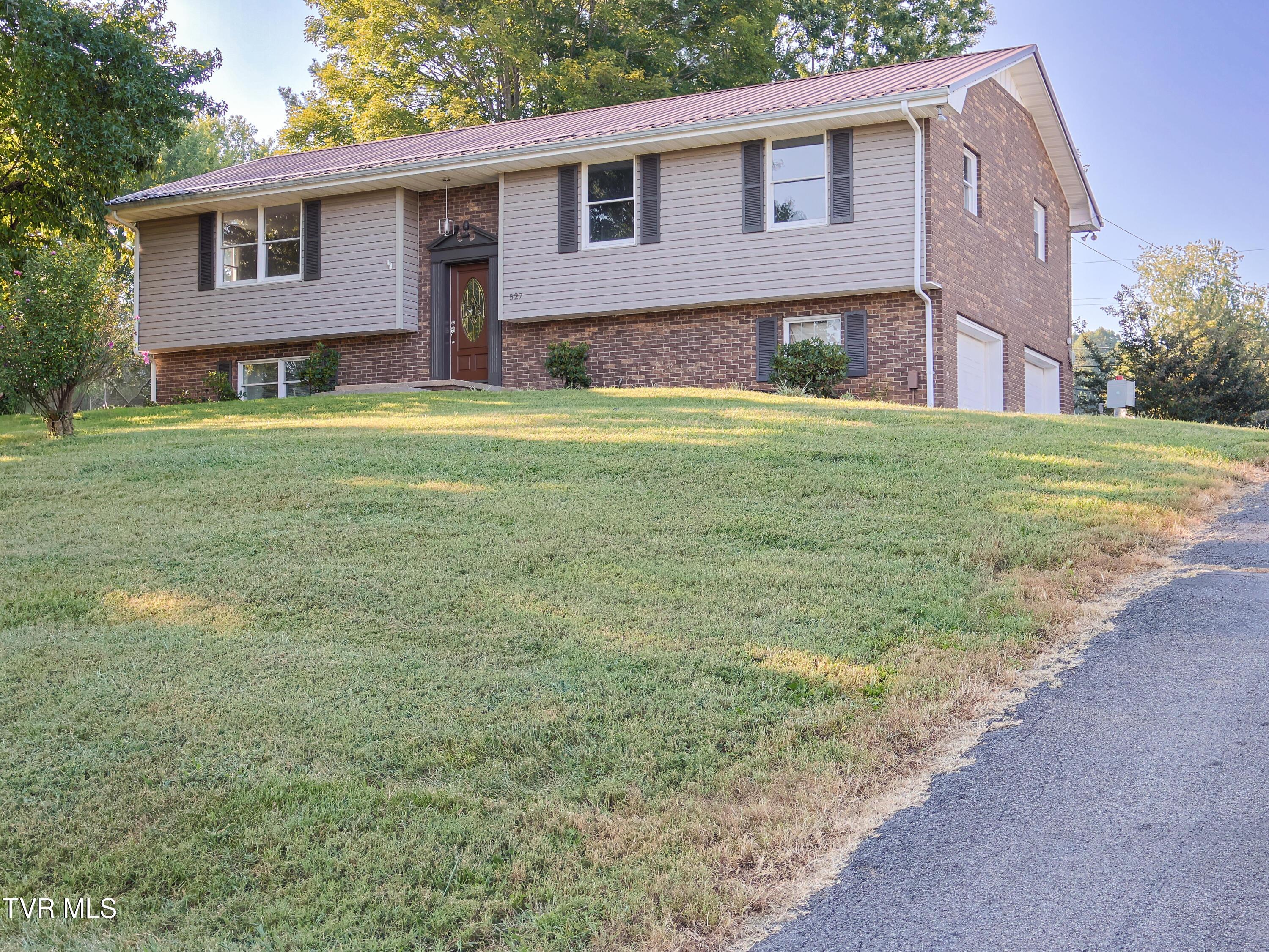 Photo of 3 bed, 3 bath, 2,140 sq ft single family residence at 527 Spruce Street