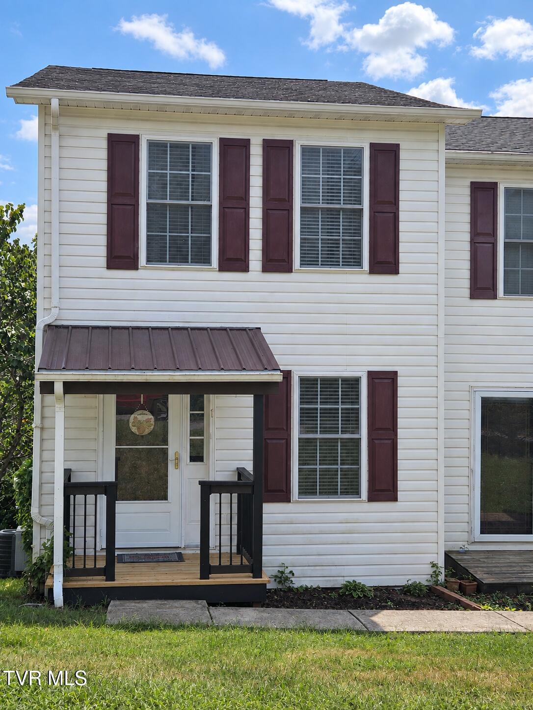 Photo of 2 bed, 3 bath, 1,430 sq ft condominium at 20 Tulip Grove Circle #Apt 1
