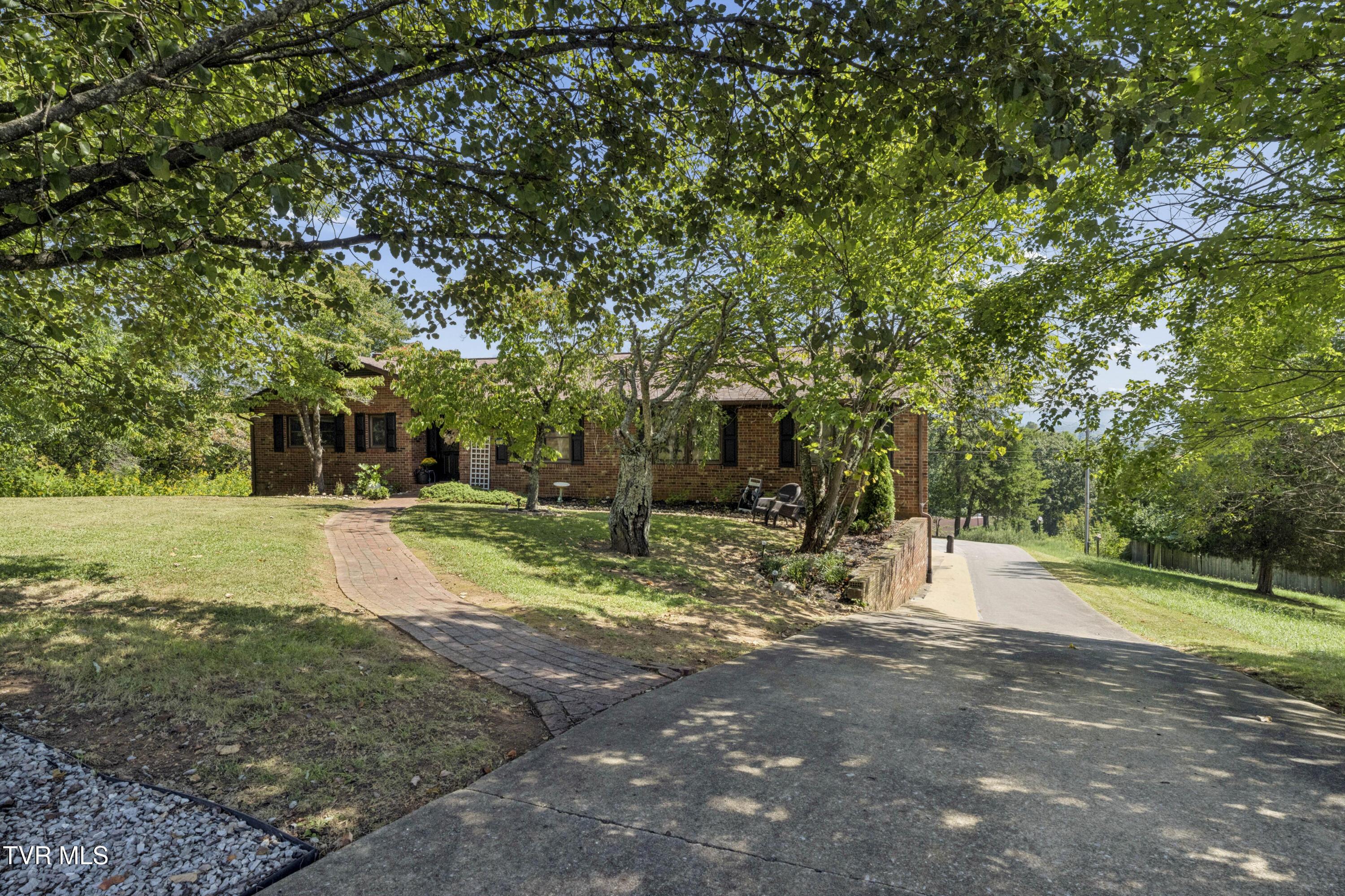 Photo of 4 bed, 4 bath, 2,871 sq ft single family residence at 924 Starling Drive