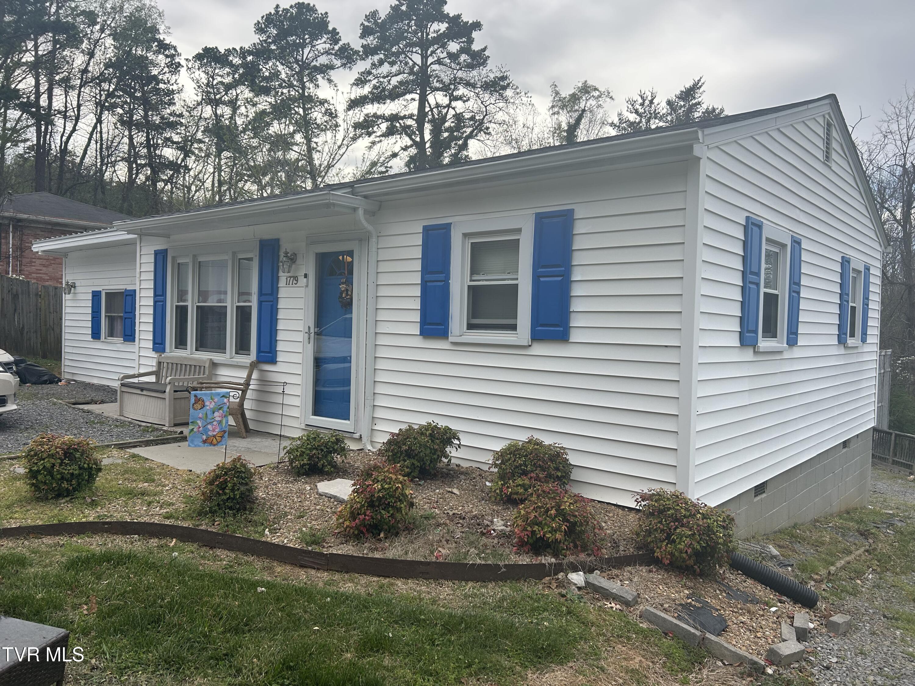 Photo of 3 bed, 1 bath, 924 sq ft single family residence at 1779 Sherwood Drive