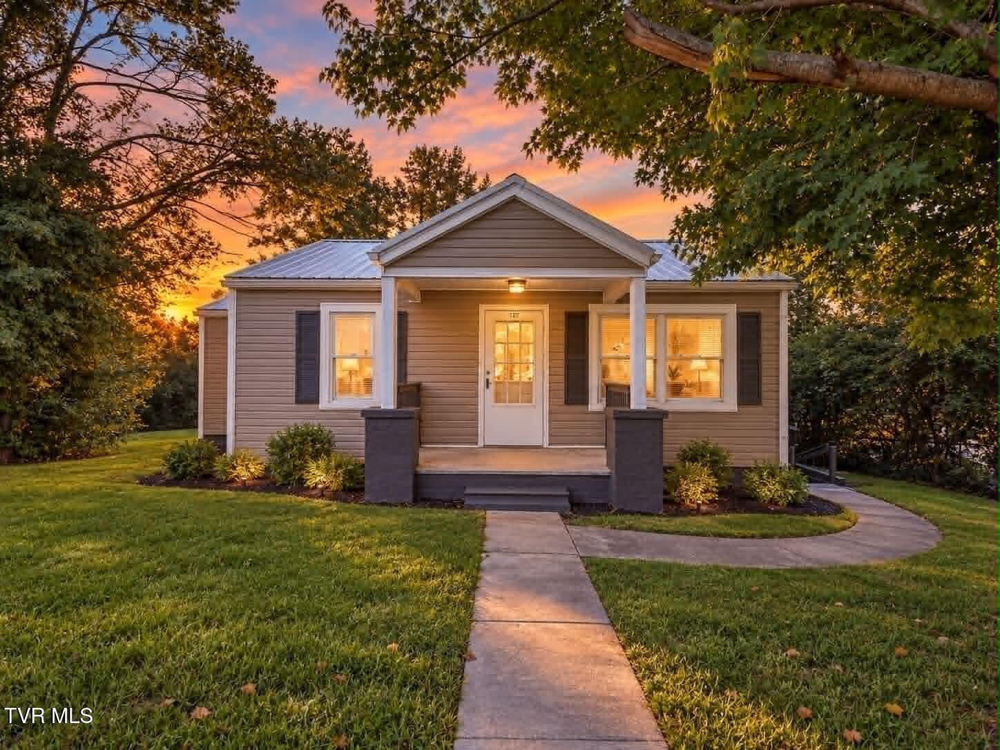 Photo of 3 bed, 2 bath, 2,067 sq ft single family residence at 127 Chapel Street