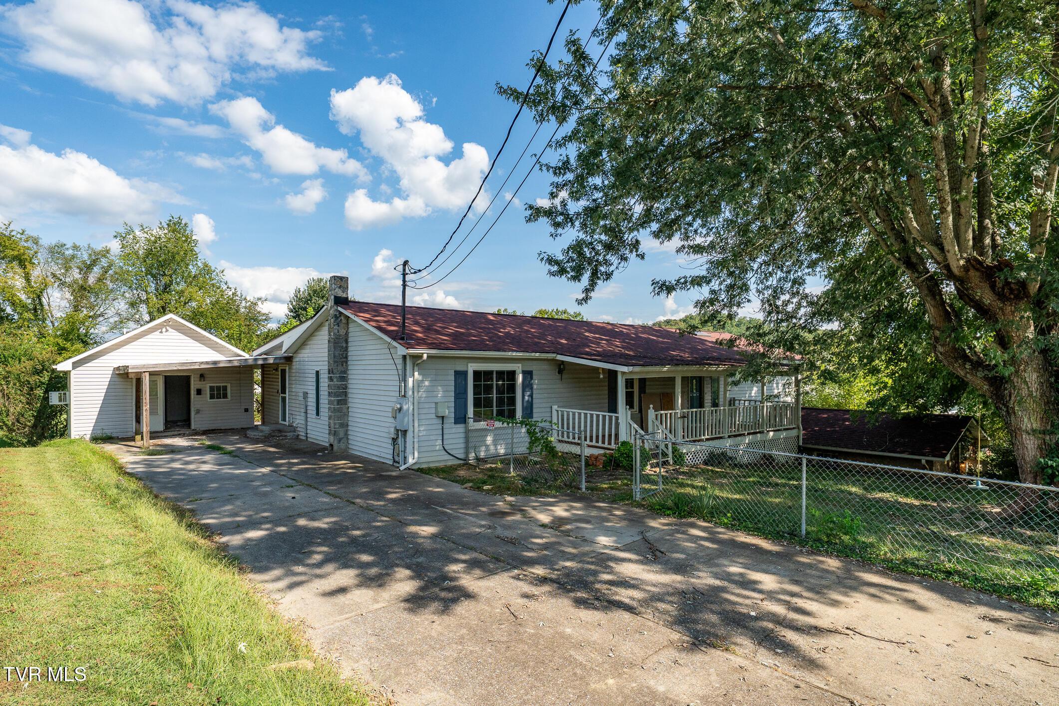 Photo of 3 bed, 4 bath, 2,200 sq ft single family residence at 233 Taylor Drive