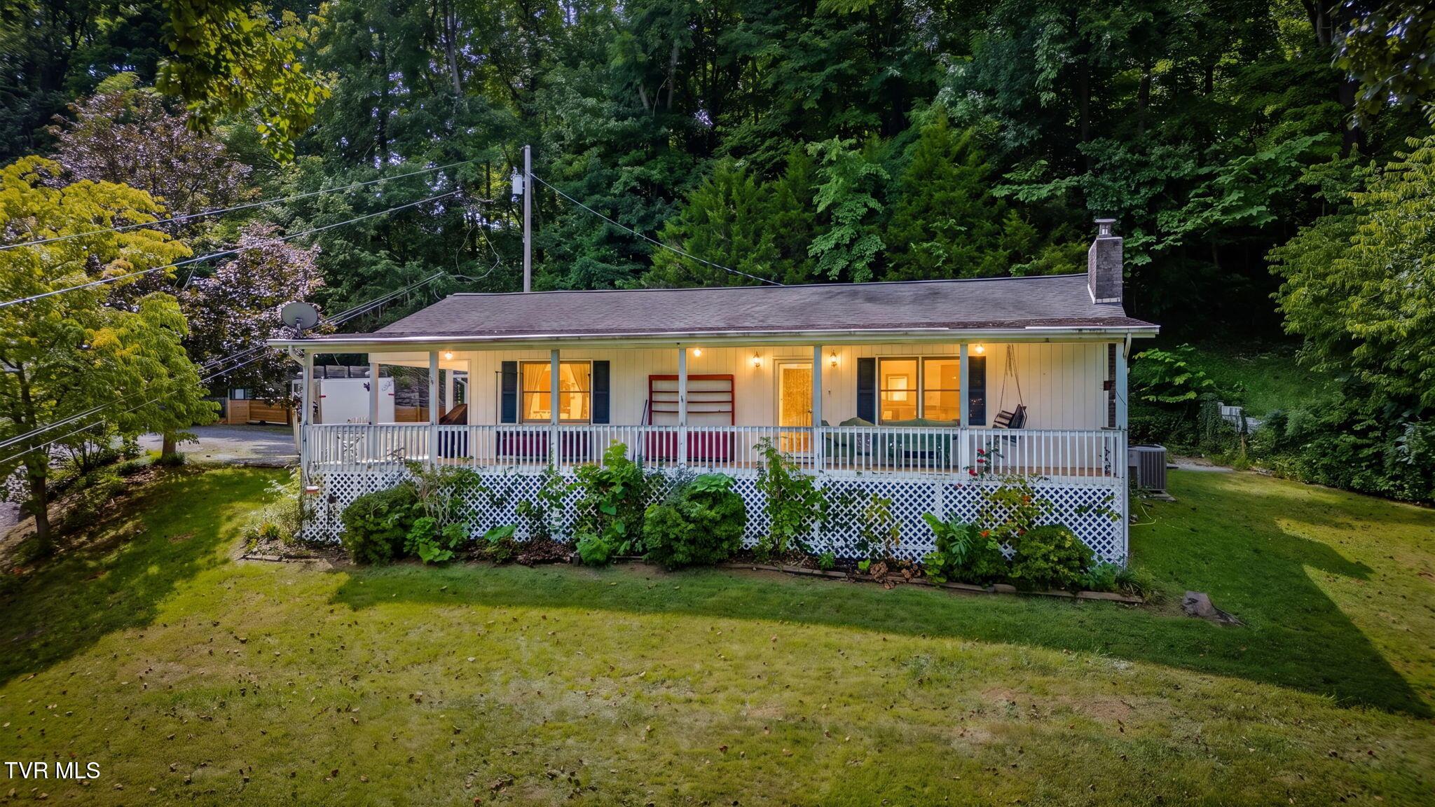 Photo of 3 bed, 3 bath, 2,012 sq ft single family residence at 222 Clay Little Road