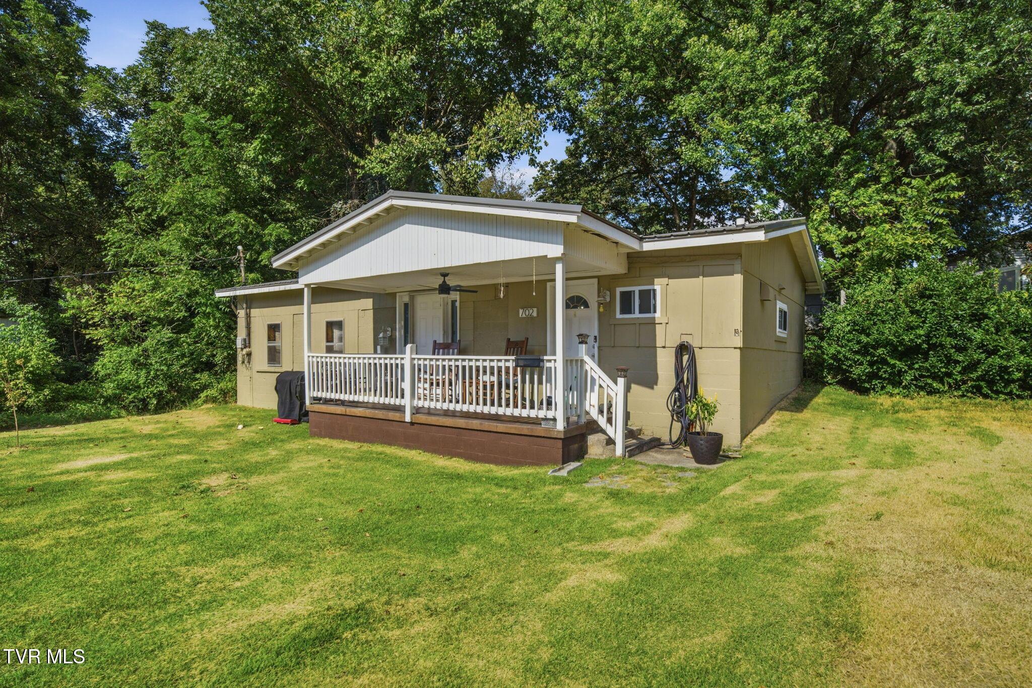 9-web-or-mls-702 University Pkwy-4