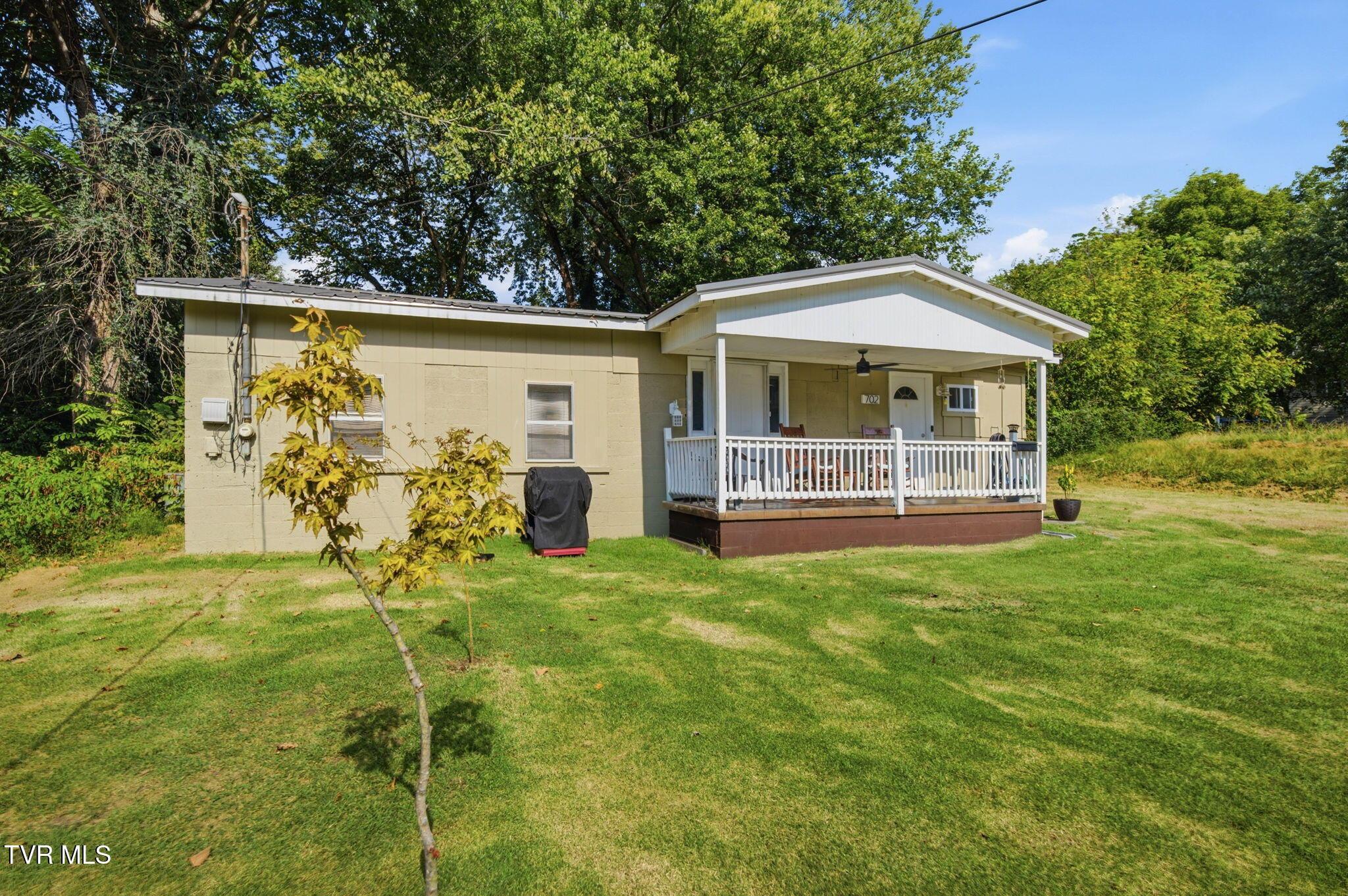 Photo of 1 bath, 250 sq ft single family residence at 702 University Parkway