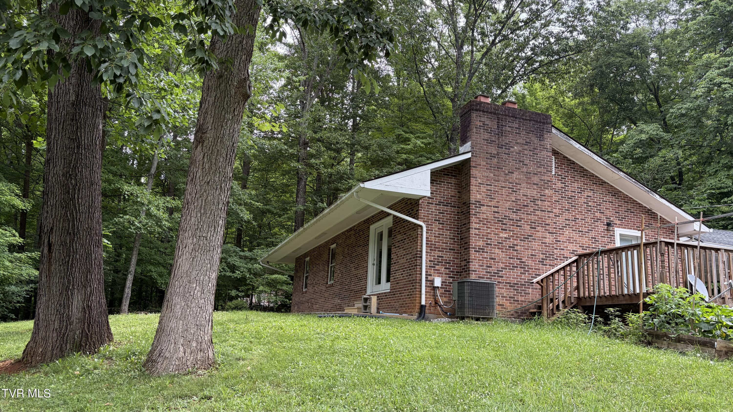Photo of 3 bed, 2 bath, 1,500 sq ft residential lease at 317 Bill Bennett Road