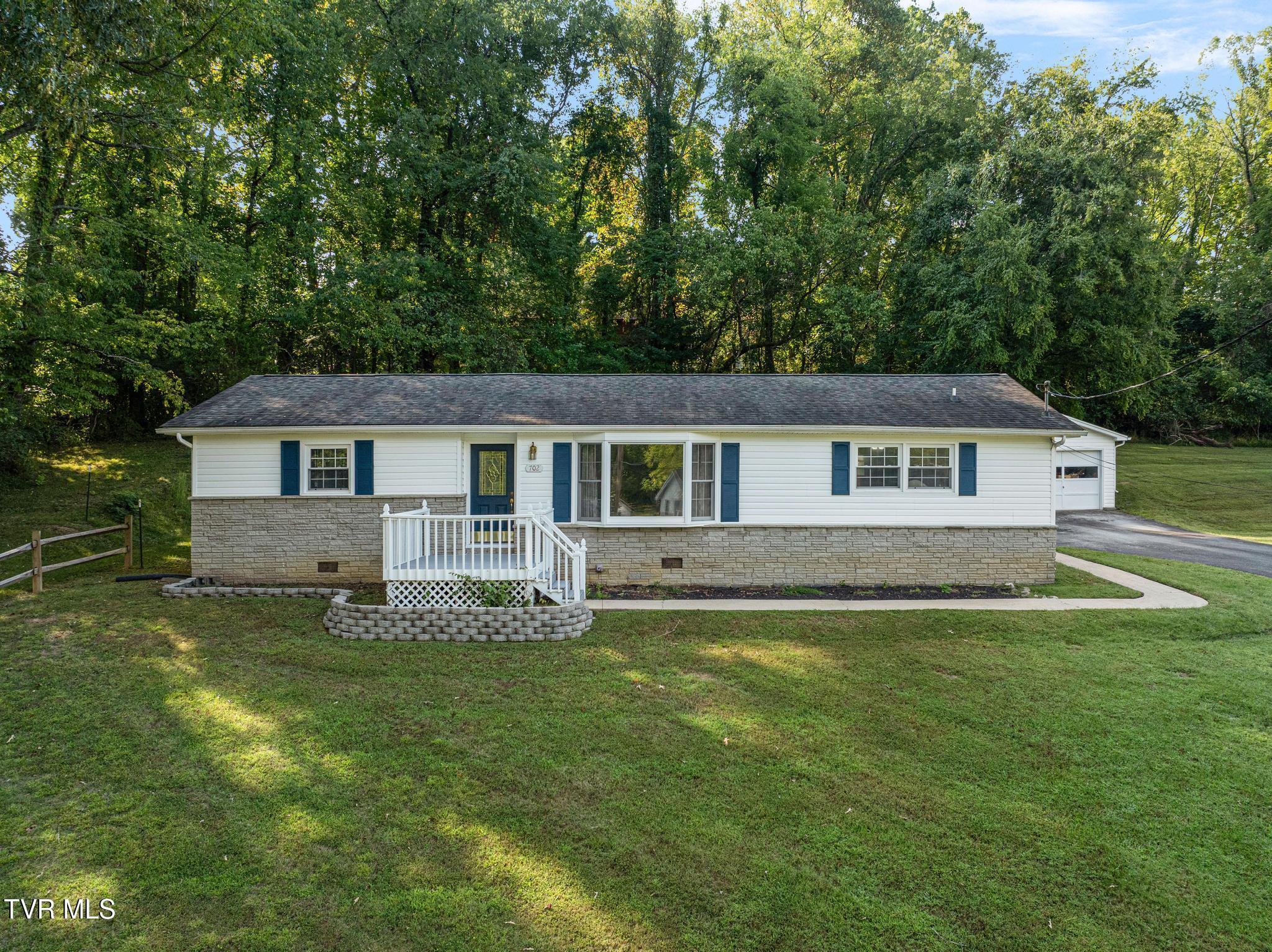 Photo of 3 bed, 2 bath, 1,551 sq ft single family residence at 702 Jordan Road