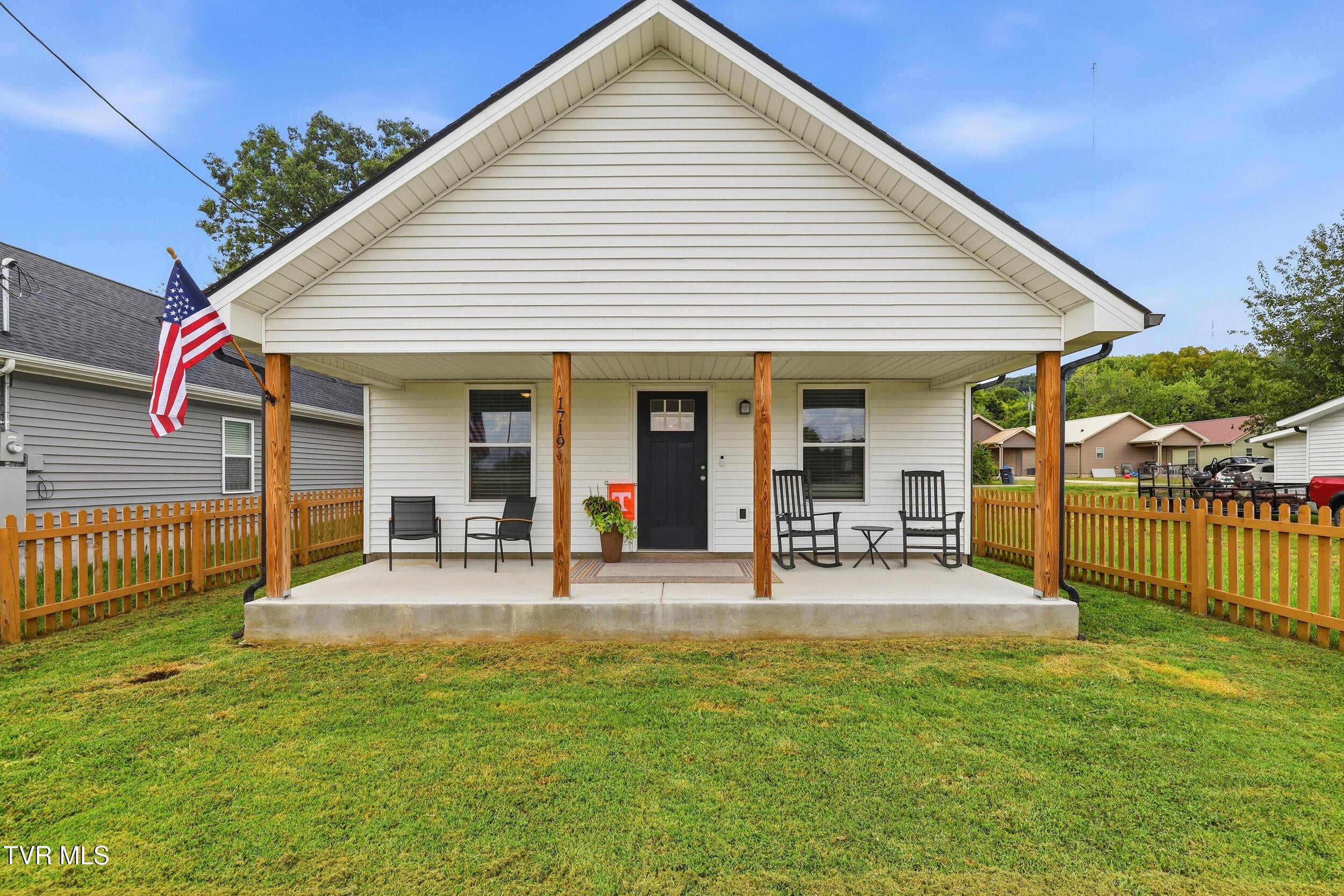 Photo of 3 bed, 2 bath, 1,250 sq ft single family residence at 1719 Texas Avenue