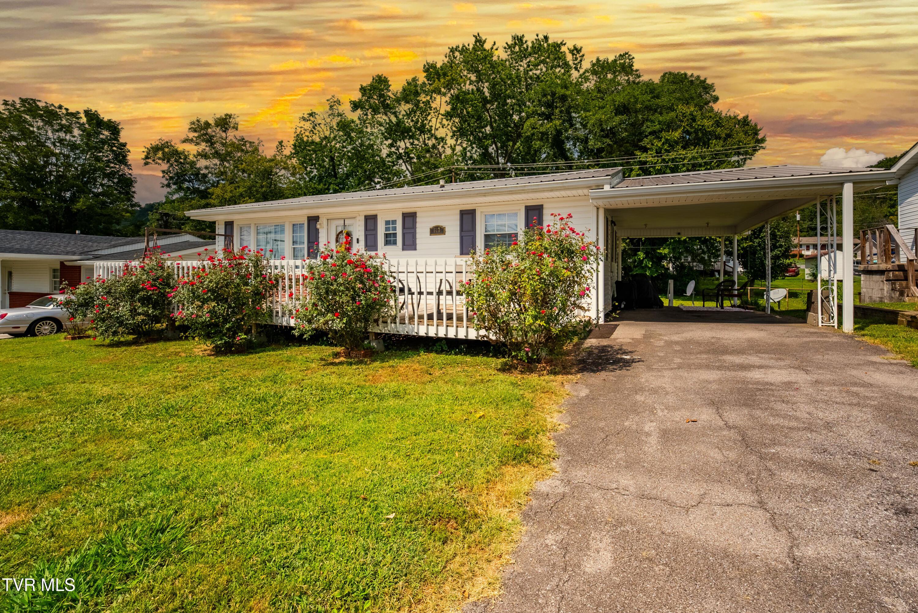 Photo of 3 bed, 1 bath, 900 sq ft single family residence at 607 Watterson Street