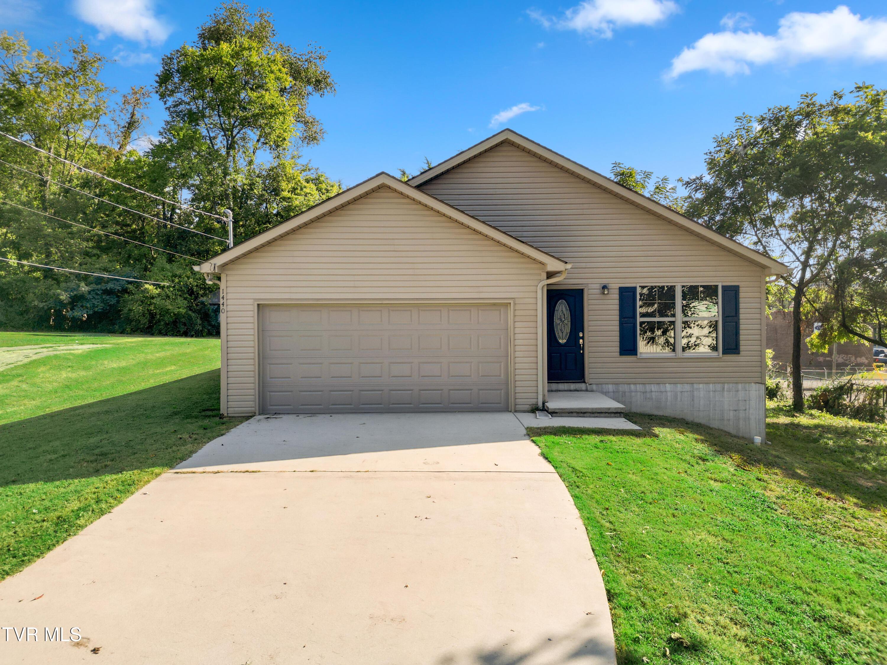 Photo of 3 bed, 2 bath, 1,312 sq ft single family residence at 1440 Ault Road