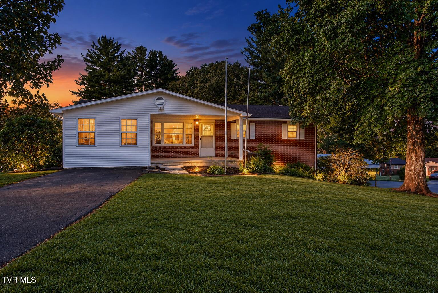 Photo of 3 bed, 2 bath, 1,633 sq ft single family residence at 119 Evergreen Road