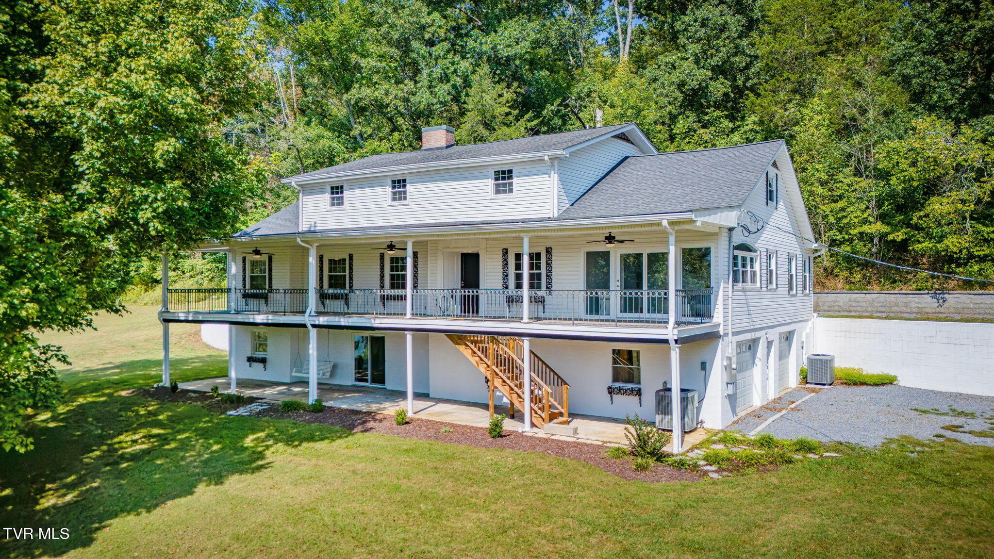 Photo of 4 bed, 3 bath, 3,918 sq ft single family residence at 194 Sparks Road