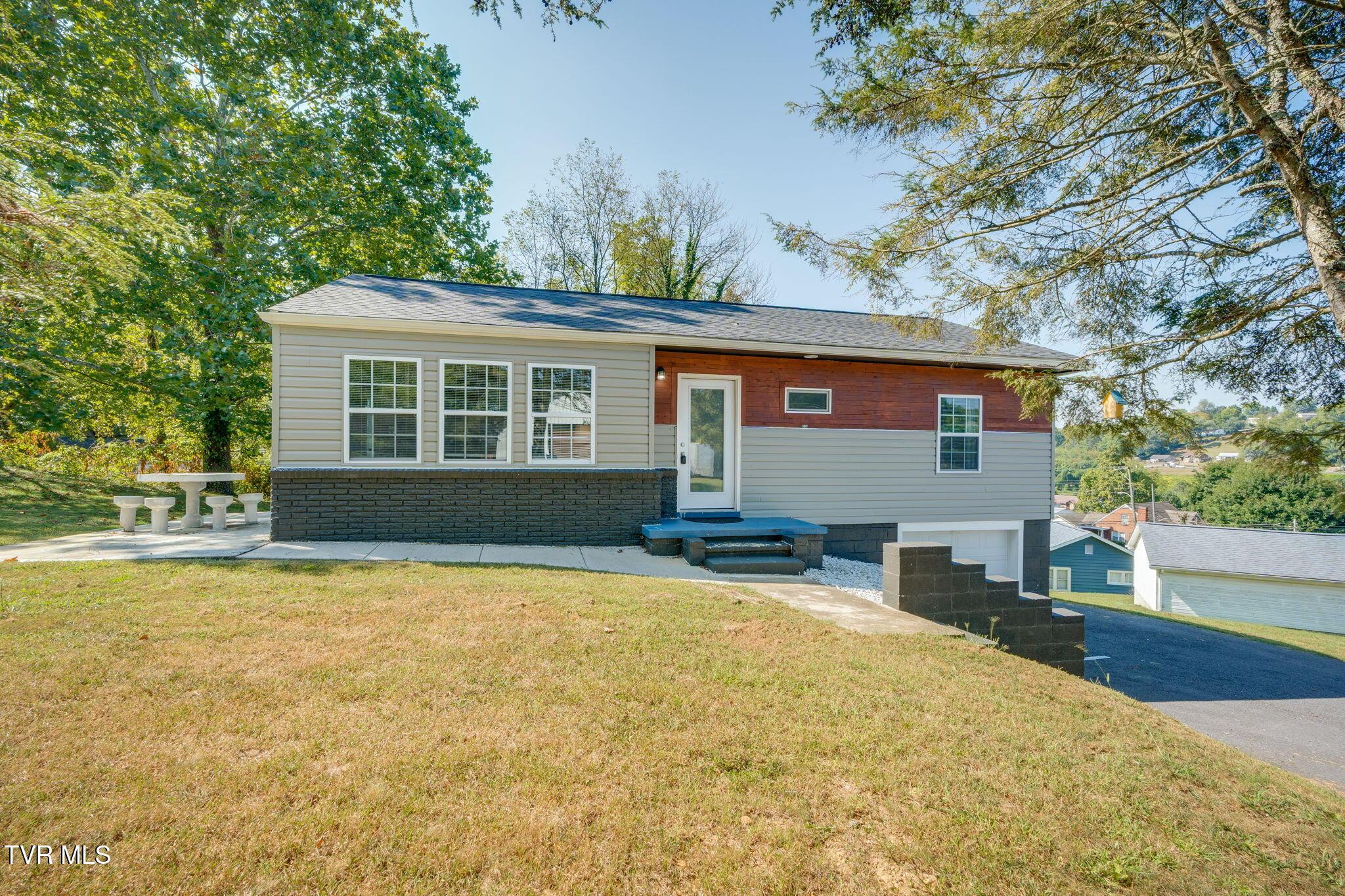 Photo of 3 bed, 1 bath, 990 sq ft single family residence at 306 Martin Street
