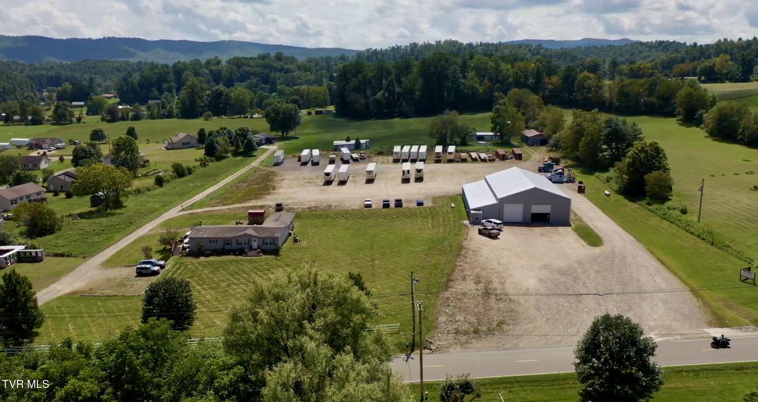 Photo of 3 bed, 3 bath, 1,800 sq ft single family residence at 2481 Highway 421