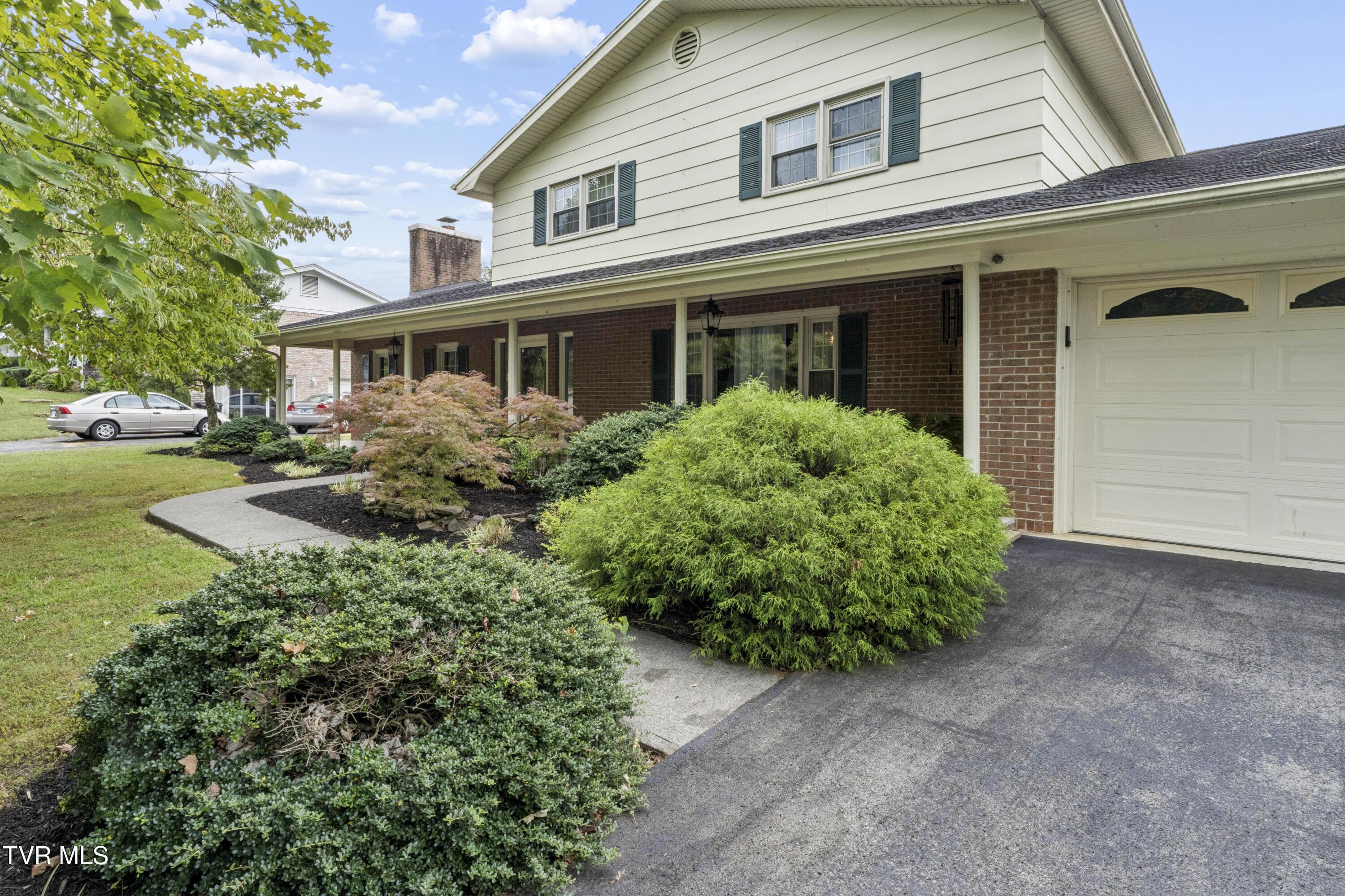 Photo of 4 bed, 3 bath, 2,471 sq ft single family residence at 146 Collingwood Drive