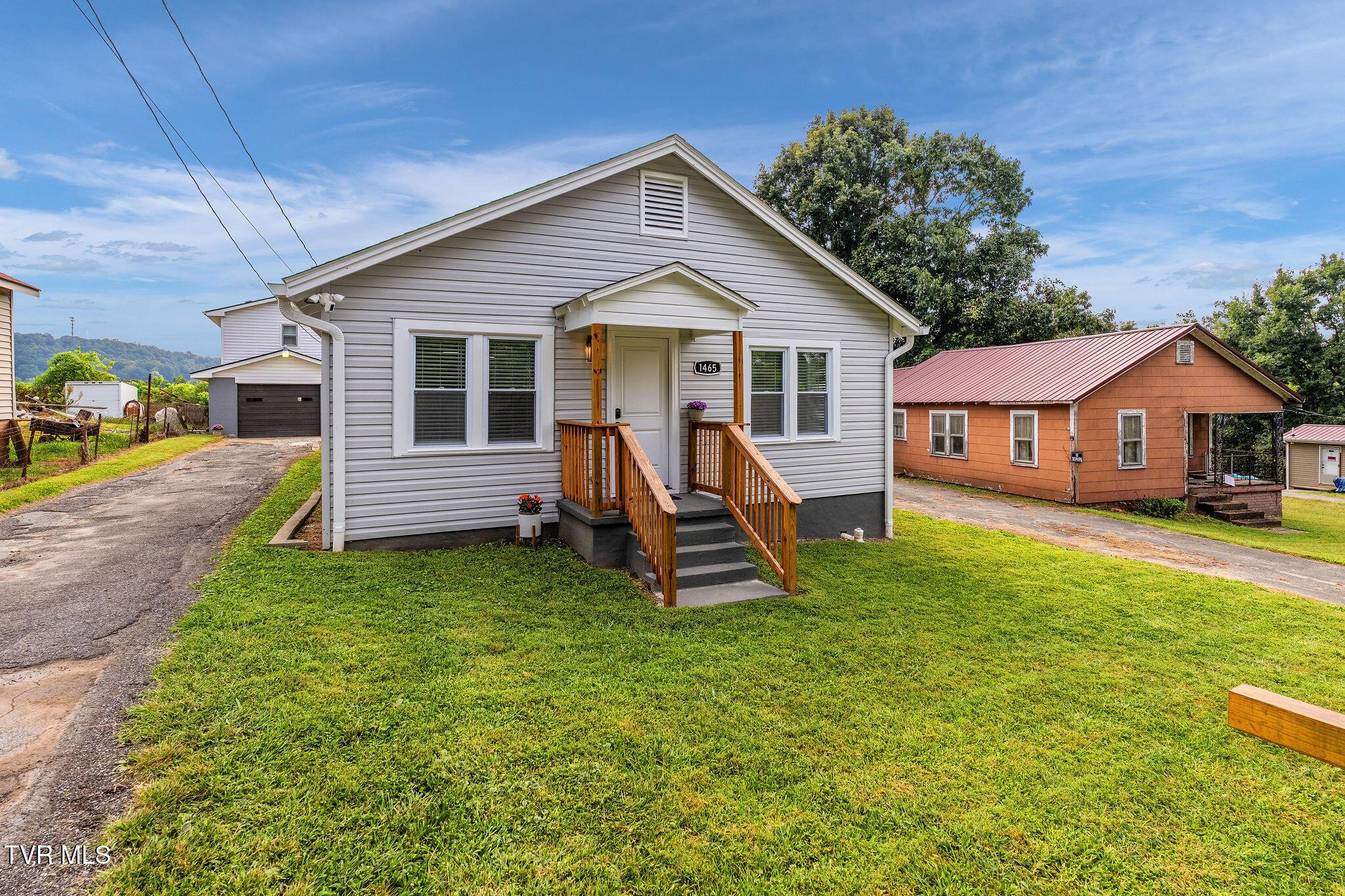 Photo of 3 bed, 1 bath, 1,152 sq ft residential lease at 1465 Highpoint Avenue #1