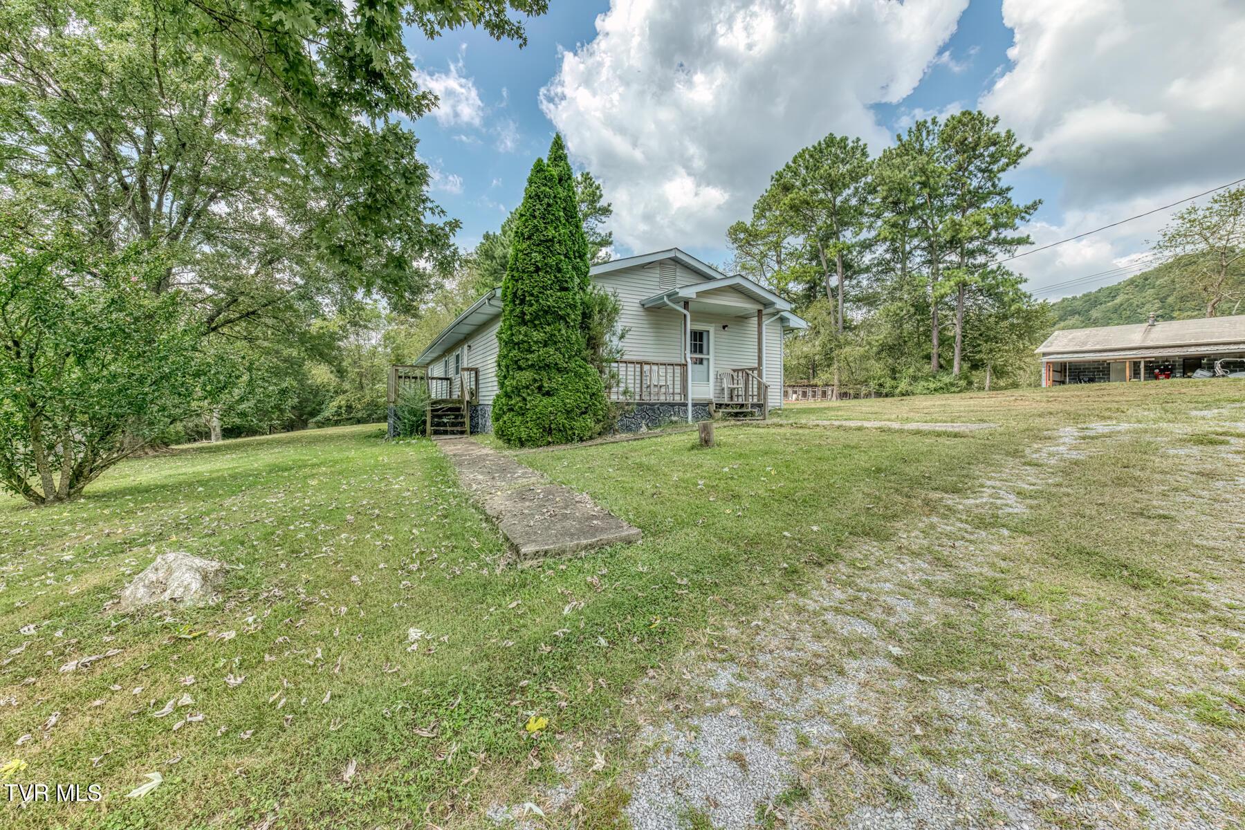 Photo of 3 bed, 2 bath, 1,872 sq ft single family residence at 282 Cave Hill Road