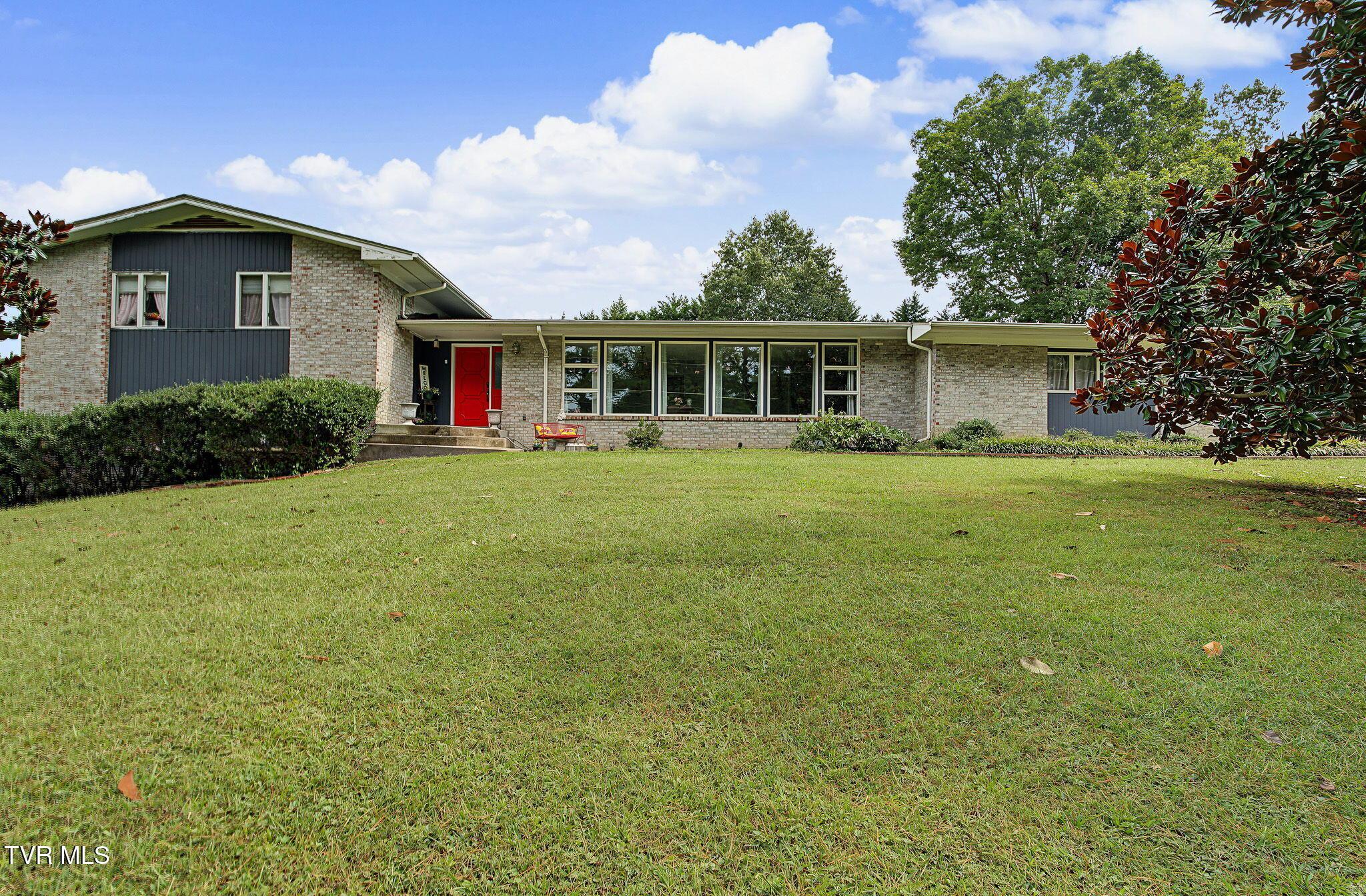 Photo of 5 bed, 4 bath, 3,900 sq ft single family residence at 175 Fairway Drive