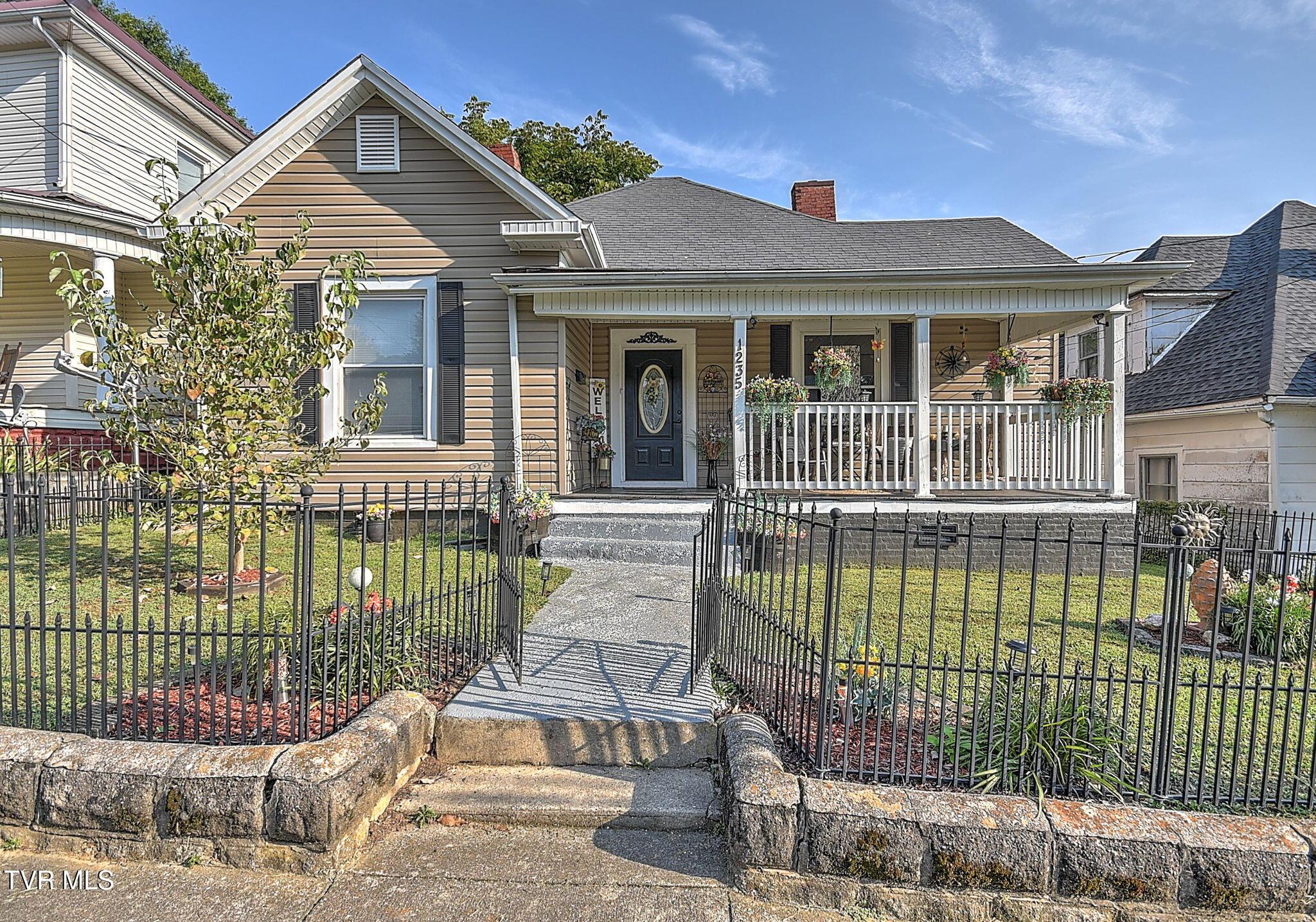 Photo of 3 bed, 1 bath, 1,436 sq ft single family residence at 1235 Broad Street