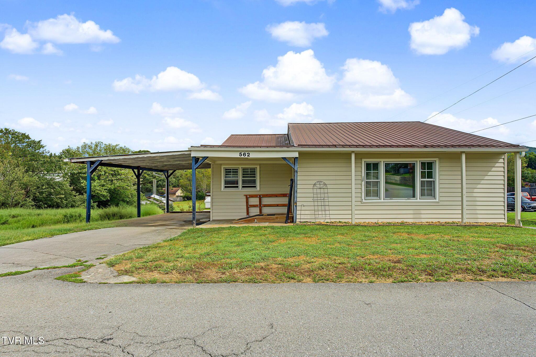 Photo of 3 bed, 2 bath, 1,608 sq ft single family residence at 562 Garrison Hollow Road