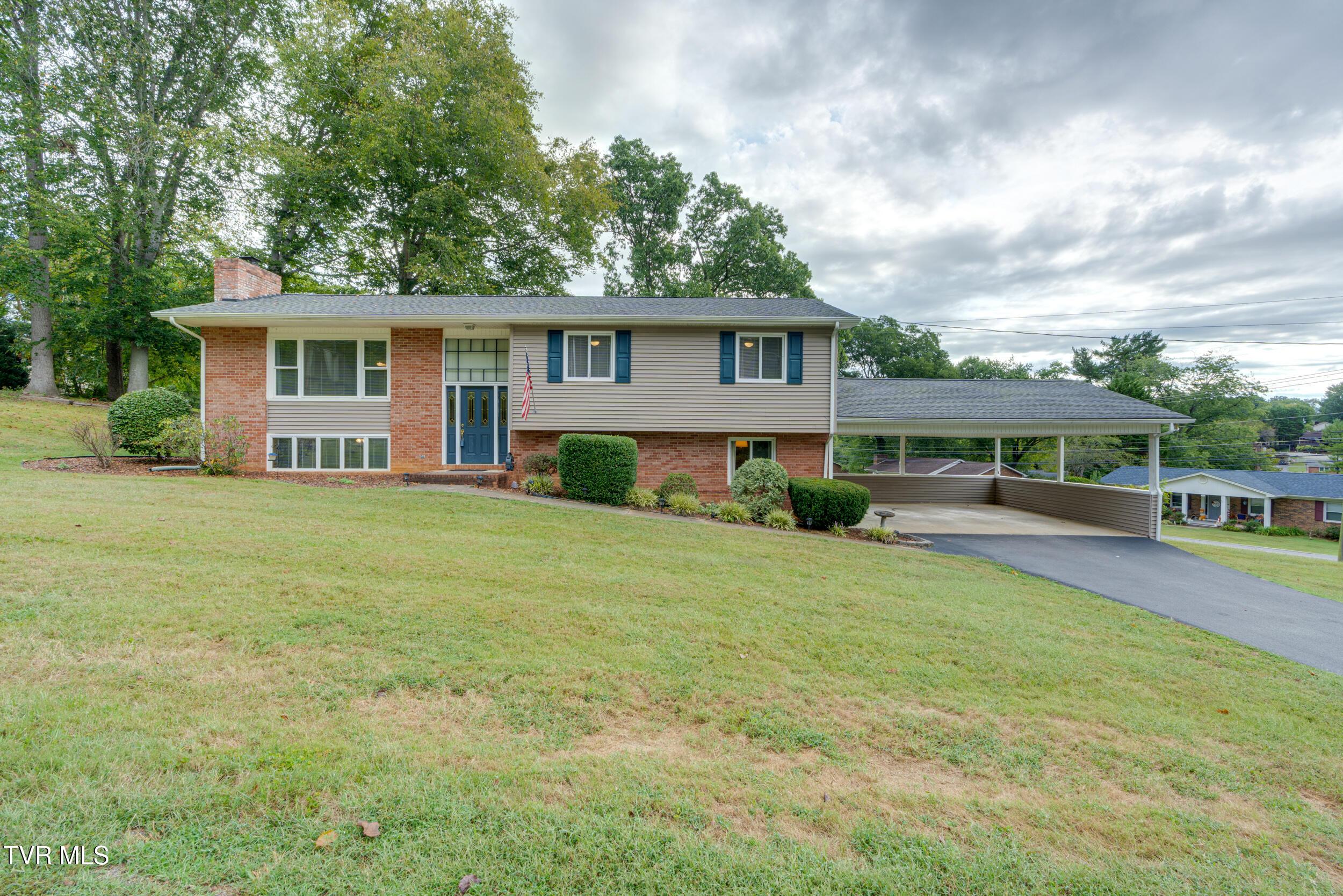 Photo of 5 bed, 3 bath, 2,760 sq ft single family residence at 765 Greengate Road