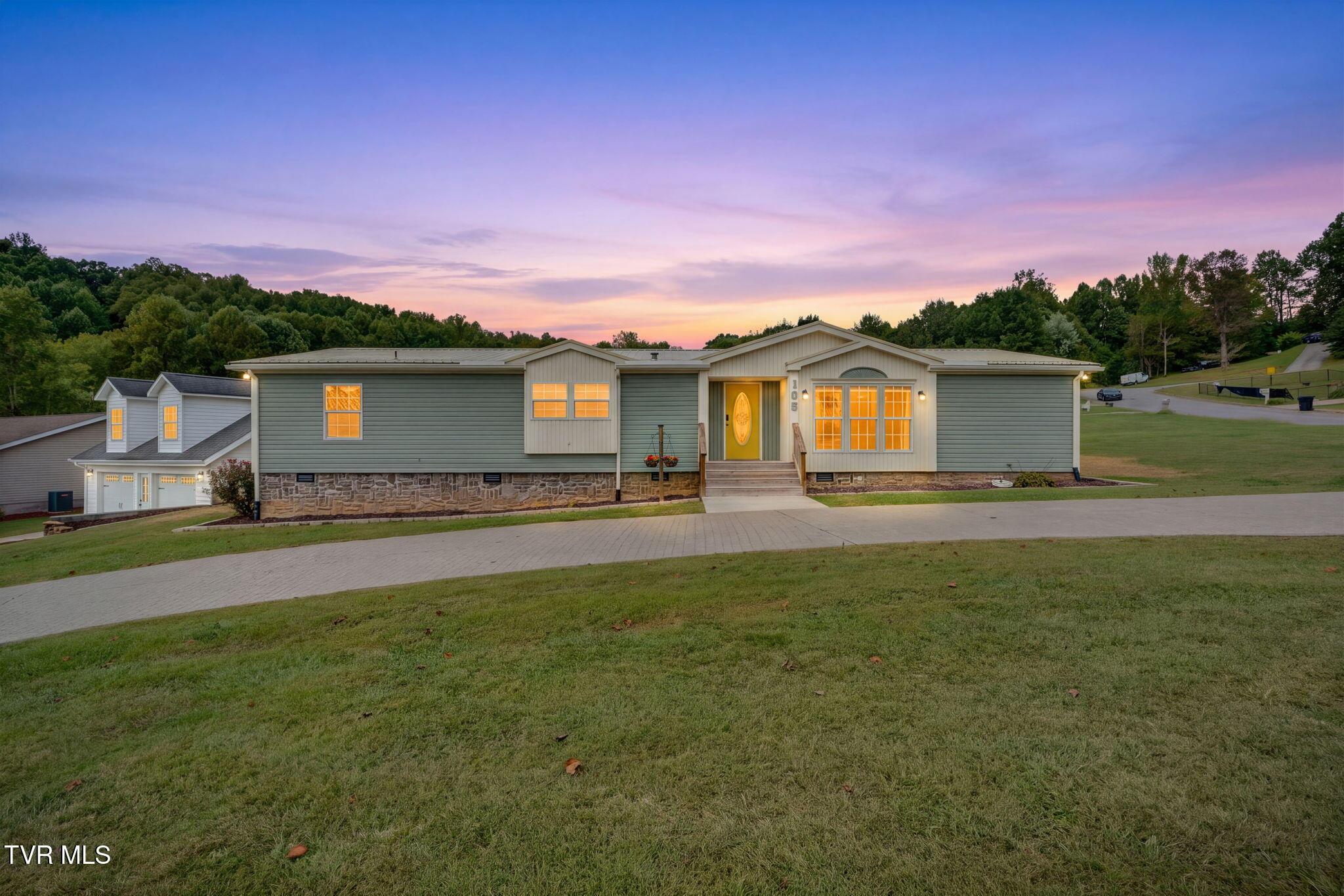 Photo of 3 bed, 2 bath, 2,424 sq ft single family residence at 105 Dale View Drive