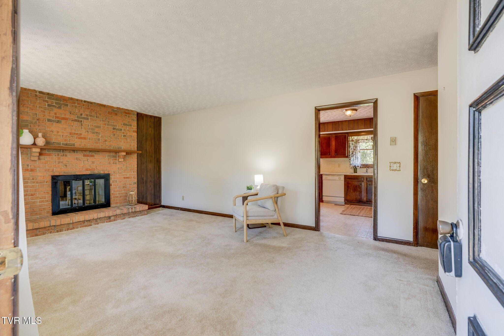 Entry/Living room