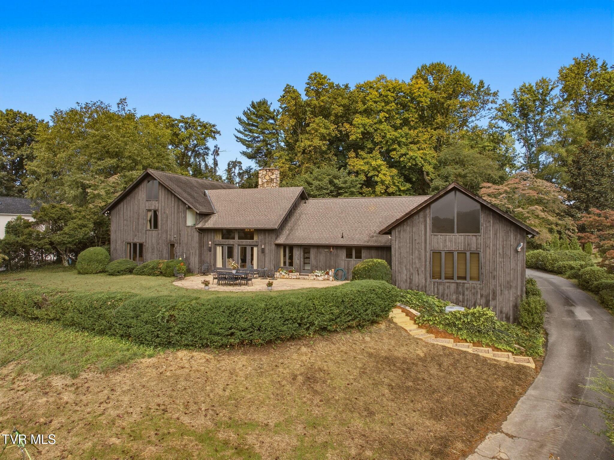 Photo of 5 bed, 5 bath, 4,028 sq ft single family residence at 703 N Mountain View Circle