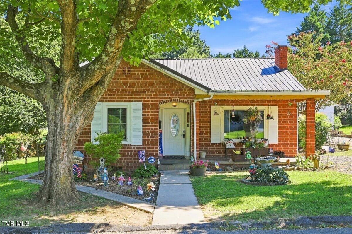 Photo of 2 bed, 1 bath, 1,712 sq ft single family residence at 204 Huffmaster Street