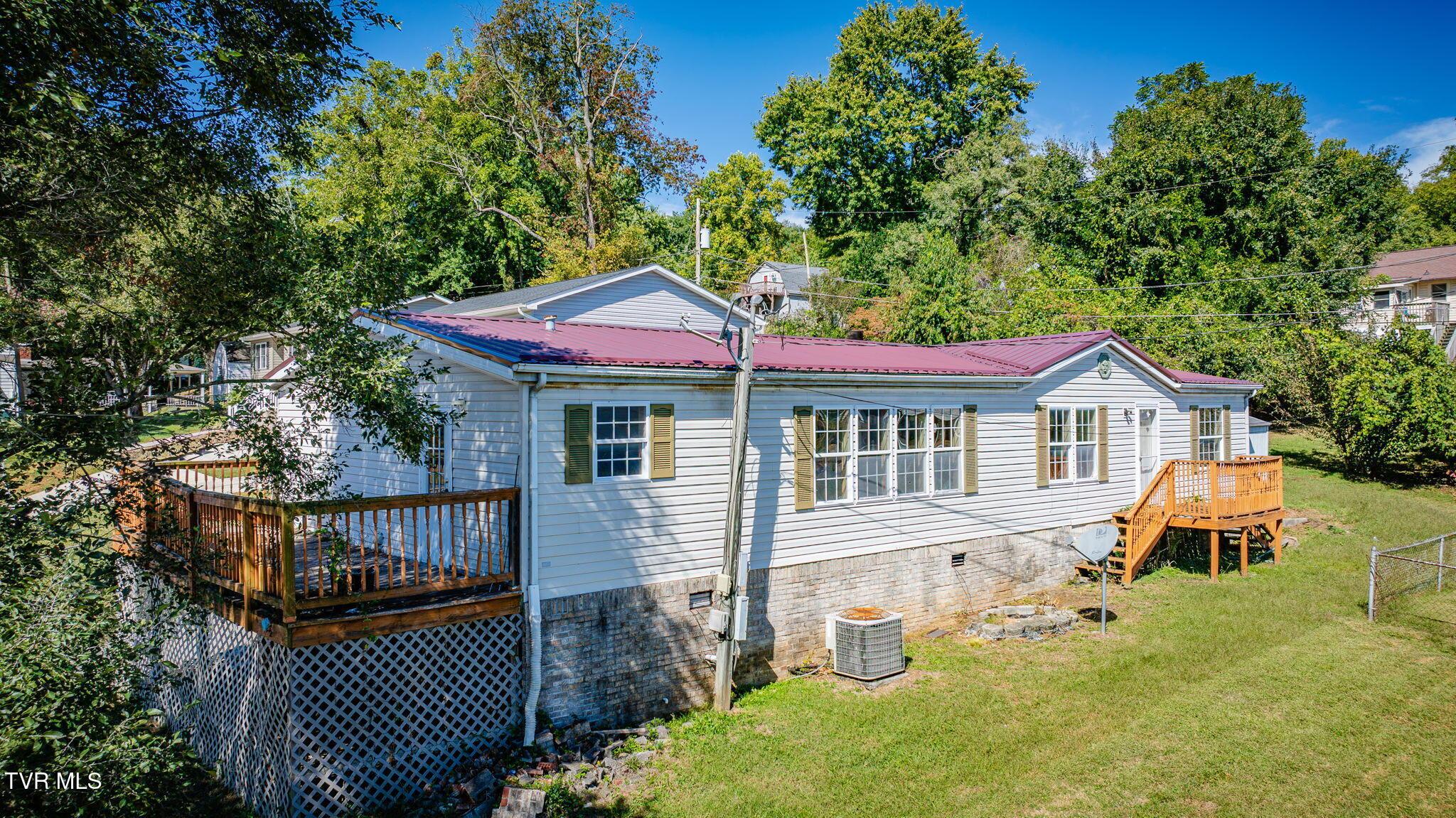 Photo of 3 bed, 2 bath, 1,620 sq ft single family residence at 1942 West Stone Drive
