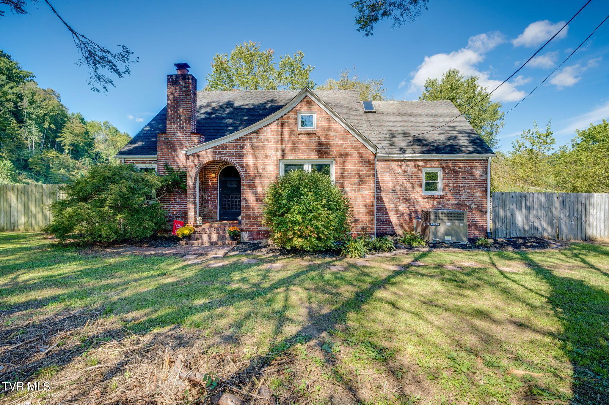 Photo of 3 bed, 1 bath, 2,096 sq ft single family residence at 7470 Highway 67 W