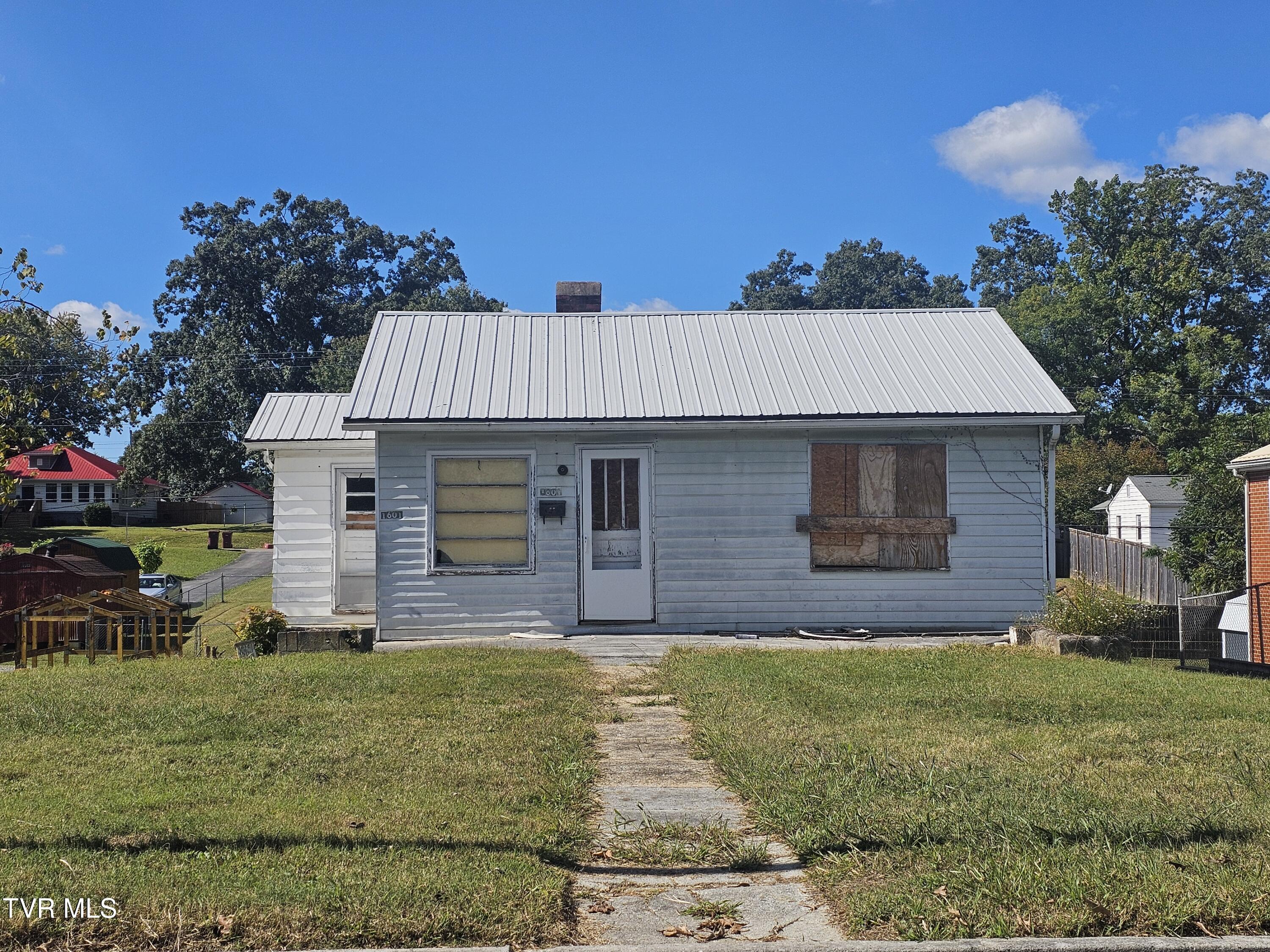 Photo of 3 bed, 2 bath, 664 sq ft single family residence at 1601 East Watauga Avenue