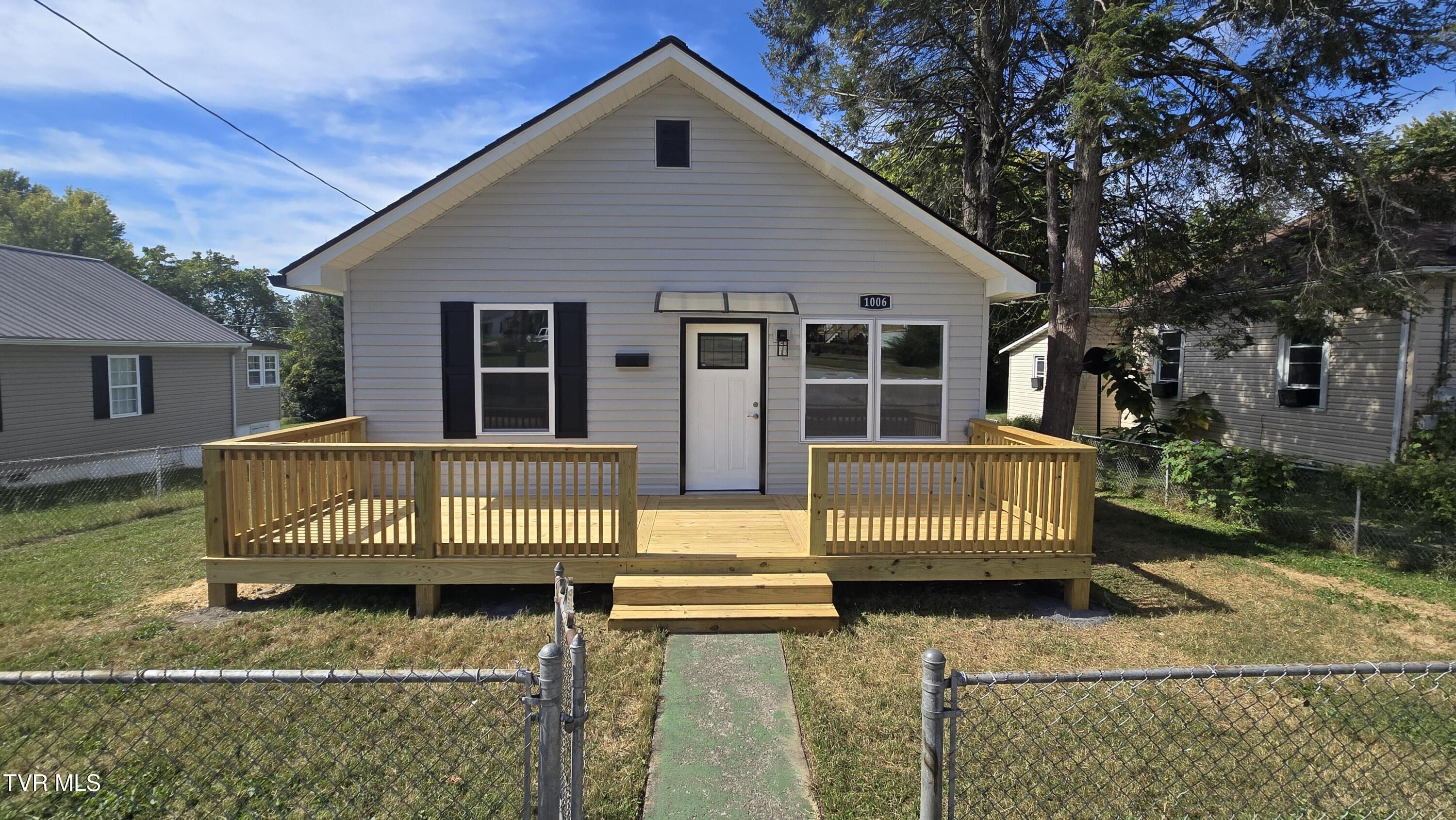 Photo of 2 bed, 2 bath, 1,112 sq ft single family residence at 1006 Myrtle Street