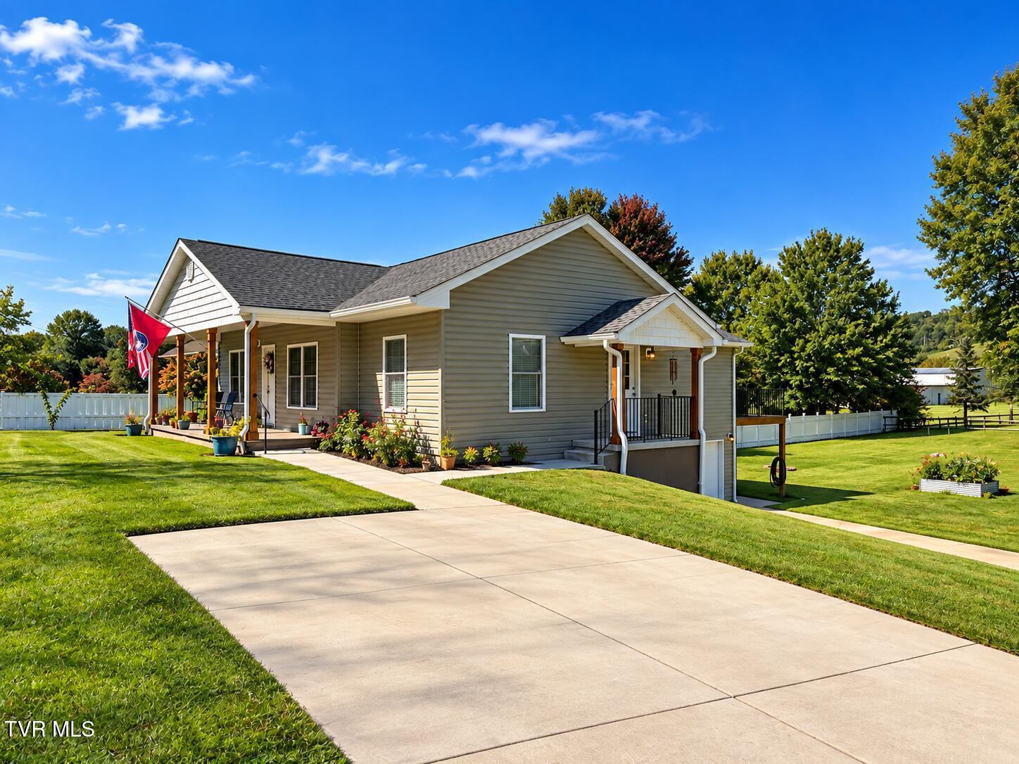 Photo of 3 bed, 2 bath, 1,635 sq ft single family residence at 1223 Broad Street