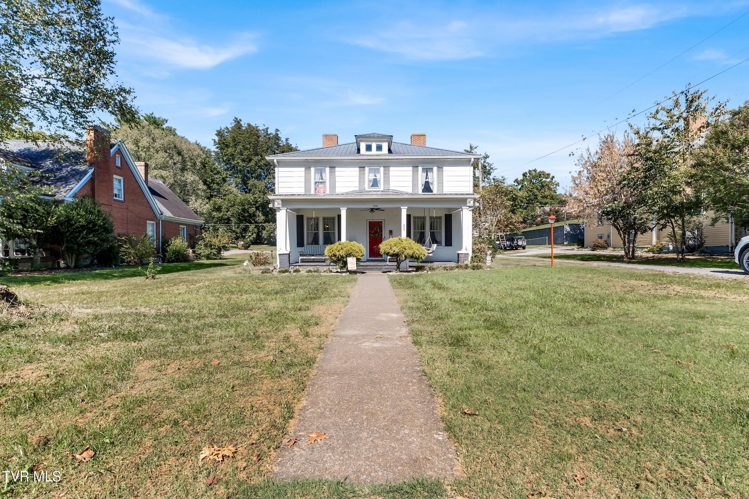 Photo of 5 bed, 2 bath, 3,344 sq ft single family residence at 625 East Main Street