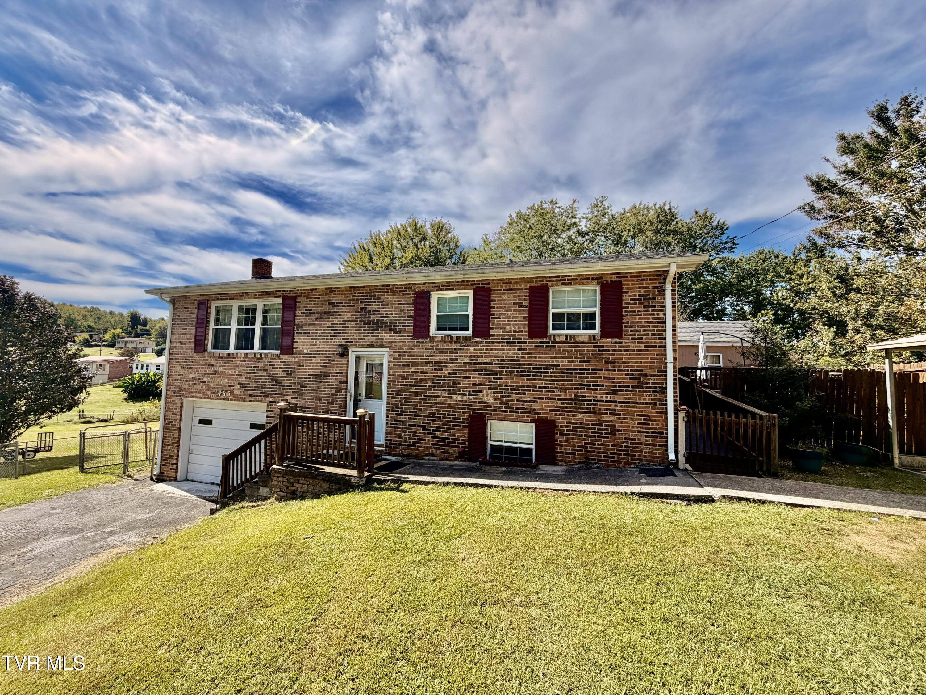 Photo of 4 bed, 2 bath, 1,560 sq ft single family residence at 465 Choctaw Drive